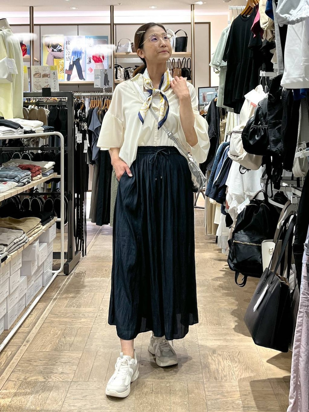 「高身長、体型カバー、ナチュラル、デート/ロマンティック、楽ちんコーデ、着痩せ、旅行、GLOBAL WORK、サマ見え_GLOBAL WORK、着痩せ・細見え、夏コーデ、シャツ、さらさらリラックス_GLOBAL WORK、ワイドパンツ、タンクトップ」｜「GLOBAL WORKのスペ軽お財布ショルダー/132336（ショルダーバッグ、シルバー系）」を使った、nibakeryさん（レディース・168cm）の春コーディネートの1枚目の写真