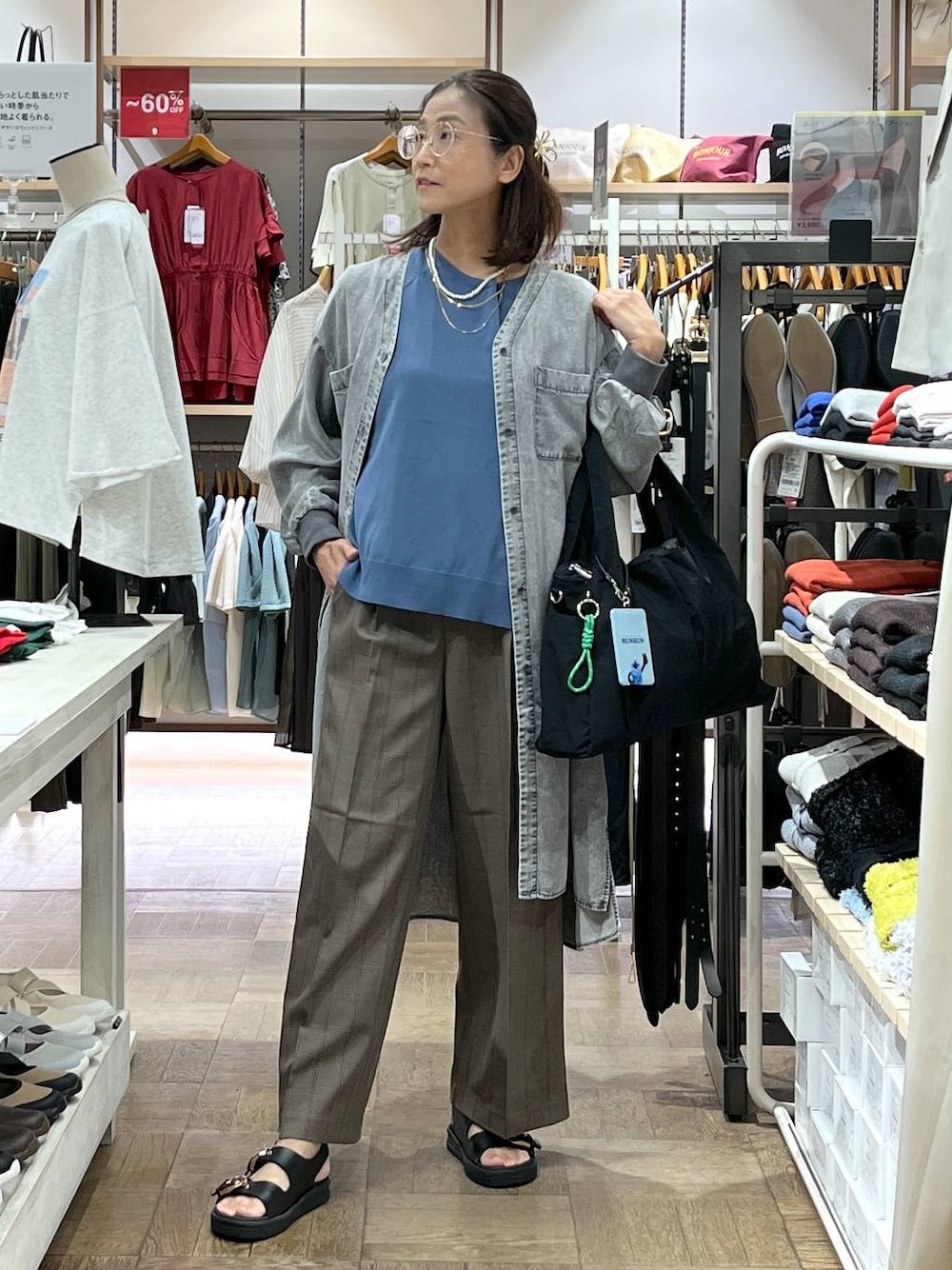 「旅行、デート/ロマンティック、楽ちんコーデ、着痩せ、GLOBAL WORK、高身長、体型カバー、ナチュラル、サマ見え_GLOBAL WORK、着痩せ・細見え、夏コーデ、秋コーデ、ヘアアクセサリー、トートバッグ、サンダル」｜「GLOBAL WORKのニュアンスメタルヘアバンス/145132（バレッタ/ヘアクリップ、ゴールド系）」を使った、nibakeryさん（レディース・168cm）の夏コーディネートの1枚目の写真