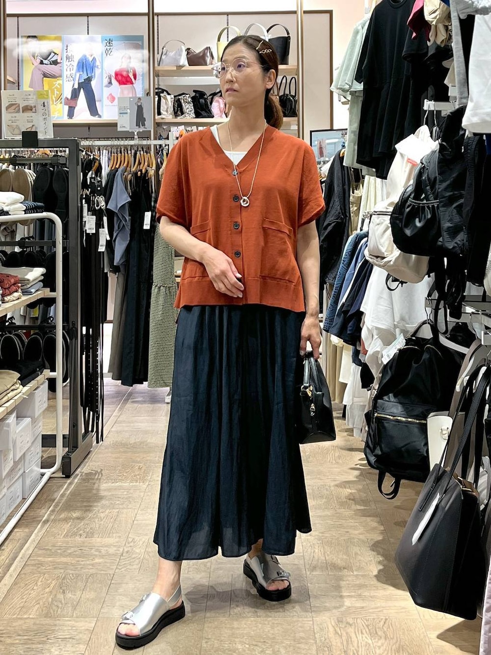 「夏コーデ、タンクトップ、ネックレス、高身長、体型カバー、ナチュラル、デート/ロマンティック、楽ちんコーデ、着痩せ、旅行、GLOBAL WORK、サマ見え_GLOBAL WORK、着痩せ・細見え、サンダル、さらさらリラックス_GLOBAL WORK」｜「GLOBAL WORKのスペ軽お財布ショルダー/132336（ショルダーバッグ、ブラック系）」を使った、nibakeryさん（レディース・168cm）の春コーディネートの1枚目の写真