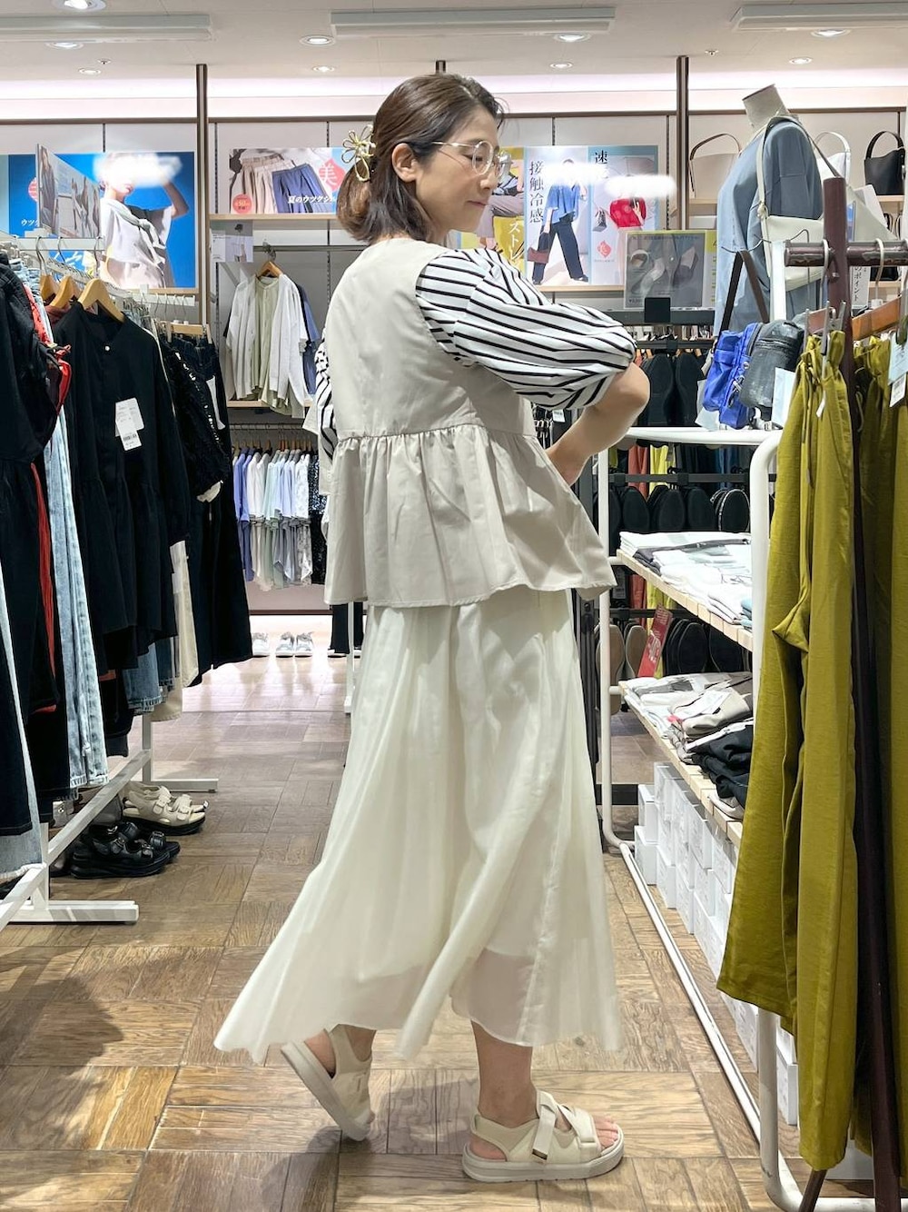 「高身長、体型カバー、ナチュラル、デート/ロマンティック、楽ちんコーデ、着痩せ、旅行、GLOBAL WORK、サマ見え_GLOBAL WORK、着痩せ・細見え、夏コーデ、ヘアアクセサリー、スカート、Tシャツ、サンダル」｜「GLOBAL WORKのニュアンスメタルヘアバンス/145132（バレッタ/ヘアクリップ、ゴールド系）」を使った、nibakeryさん（レディース・168cm）の夏コーディネートの1枚目の写真