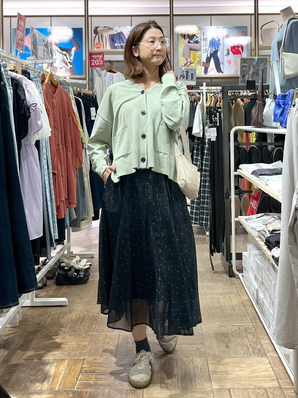 「高身長、体型カバー、ナチュラル、デート/ロマンティック、楽ちんコーデ、着痩せ、旅行、GLOBAL WORK、サマ見え_GLOBAL WORK、着痩せ・細見え、スニーカー、スカート、タンクトップ、カーディガン、ニット」｜「GLOBAL WORKのエアかるクラシックスニーカー/135751（スニーカー、ベージュ系）」を使った、nibakeryさん（レディース・168cm）の春コーディネートの1枚目の写真