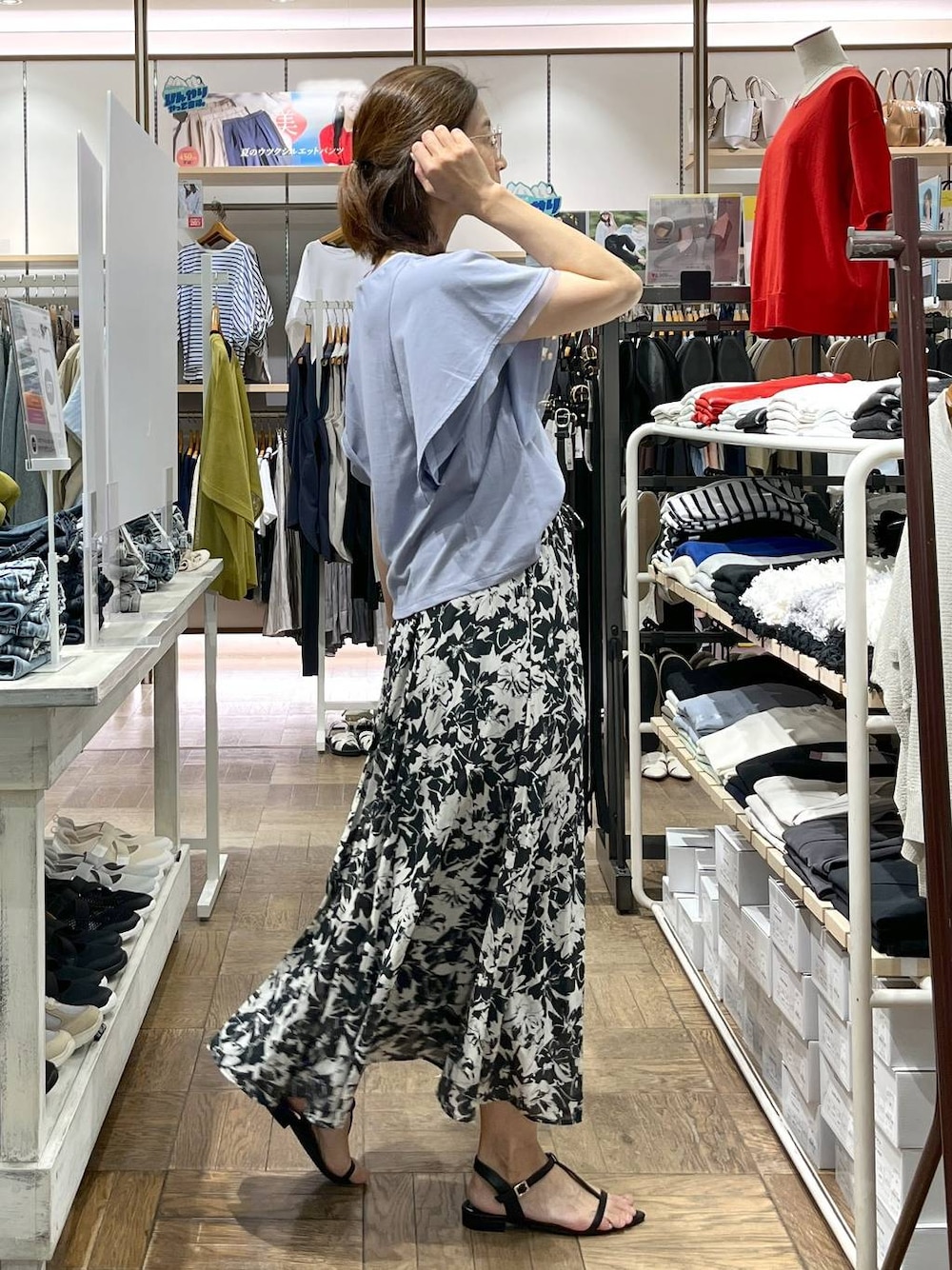 「高身長、体型カバー、ナチュラル、デート/ロマンティック、楽ちんコーデ、着痩せ、旅行、GLOBAL WORK、サマ見え_GLOBAL WORK、着痩せ・細見え、タンクトップ、夏コーデ、接触冷感、サンダル、スカート」｜「GLOBAL WORKのエアリーリラックスフレアスカート/147678（スカート、ブラック系）」を使った、nibakeryさん（レディース・168cm）の夏コーディネートの1枚目の写真