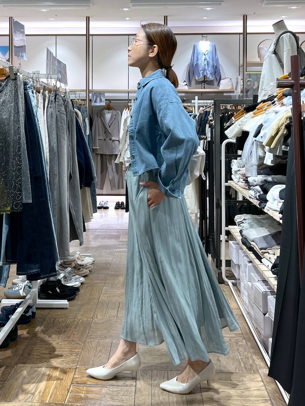 「楽ちんコーデ、着痩せ、旅行、GLOBAL WORK、サマ見え_GLOBAL WORK、高身長、体型カバー、ナチュラル、デート/ロマンティック、着痩せ・細見え、ビスチェ、リラックス、スカート、パンプス、ロンT」｜「GLOBAL WORKのイージービスチェ/129558（ベスト、シルバー系）」を使った、nibakeryさん（レディース・168cm）の春コーディネートの1枚目の写真