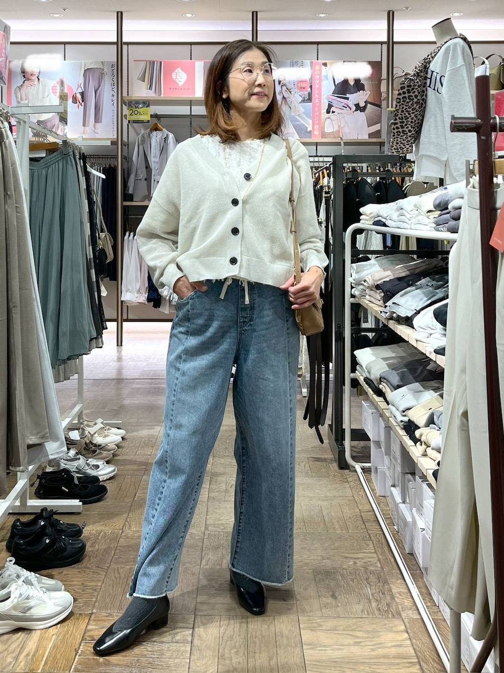 「高身長、体型カバー、ナチュラル、デート/ロマンティック、楽ちんコーデ、着痩せ、旅行、GLOBAL WORK、サマ見え_GLOBAL WORK、着痩せ・細見え、ショルダーバッグ、ネックレス、ニット、カーディガン、Tシャツ」｜「GLOBAL WORKのキルティングチェーンショルダー/248204（ショルダーバッグ、ベージュ系）」を使った、nibakeryさん（レディース・168cm）の春コーディネートの1枚目の写真