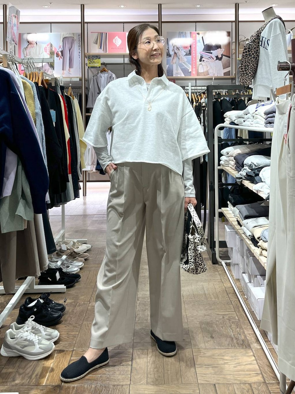 「高身長、体型カバー、ナチュラル、デート/ロマンティック、楽ちんコーデ、着痩せ、旅行、GLOBAL WORK、サマ見え_GLOBAL WORK、着痩せ・細見え、カジュアル、夏コーデ、春コーデ、ネックレス、ワイドパンツ」｜「GLOBAL WORKのステンレスニュアンスモチーフネックレス/234159（ネックレス、ゴールド系）」を使った、nibakeryさん（レディース・168cm）の春コーディネートの1枚目の写真