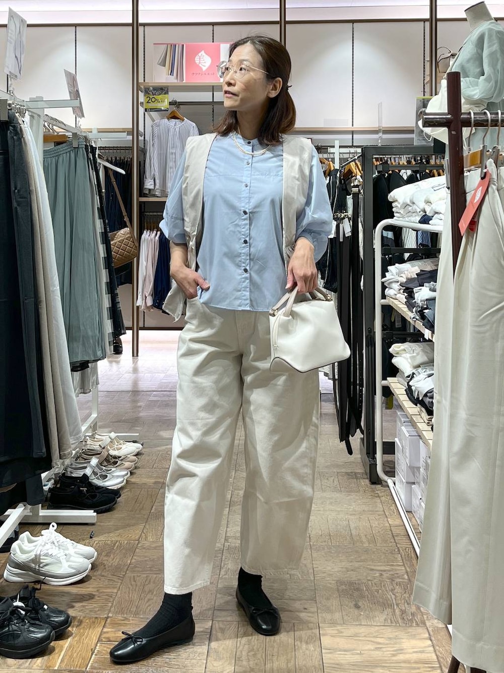 「GLOBAL WORK、サマ見え_GLOBAL WORK、着痩せ・細見え、高身長、体型カバー、ナチュラル、デート/ロマンティック、楽ちんコーデ、着痩せ、旅行、フラットシューズ、ショルダーバッグ、デニムパンツ、GOOD DENIM_GLOBAL WORK、ブラウス」｜「GLOBAL WORKのらくっションオブリークトゥバレエ/131482（バレエシューズ、ブラック系）」を使った、nibakeryさん（レディース・168cm）の春コーディネートの1枚目の写真