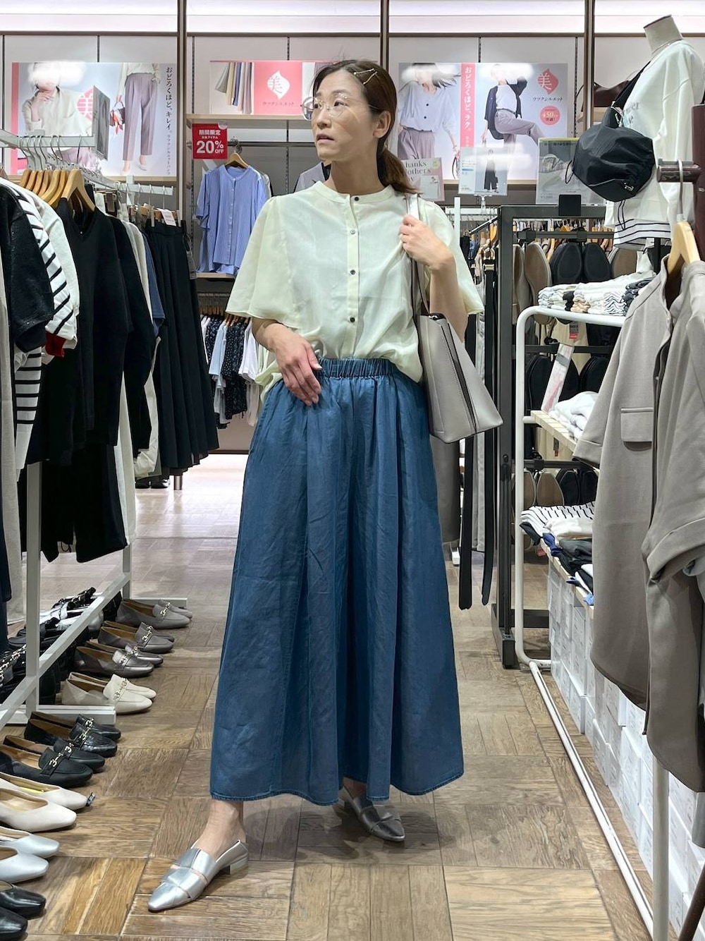 「高身長、体型カバー、ナチュラル、デート/ロマンティック、楽ちんコーデ、着痩せ、旅行、GLOBAL WORK、サマ見え_GLOBAL WORK、着痩せ・細見え、フラットシューズ、デニムパンツ、ワイドパンツ、ブラウス、トートバッグ」｜「GLOBAL WORKのスペ軽撥水6ポケA4トート/234500（トートバッグ、シルバー系）」を使った、nibakeryさん（レディース・168cm）の春コーディネートの1枚目の写真