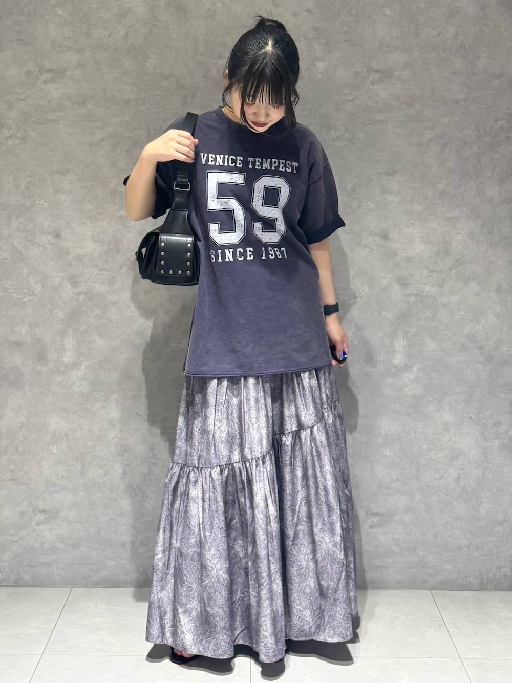 「骨格ストレート、カジュアル、PAGEBOY、PBLIM、Tシャツ、スカート、ロングスカート、ハンドバッグ、サンダル、骨格ストレート_PAGEBOY」｜「PAGEBOYのクロスバックルミュール（サンダル、ブラック系）」を使った、アイさん（レディース・154cm）の夏コーディネートの1枚目の写真