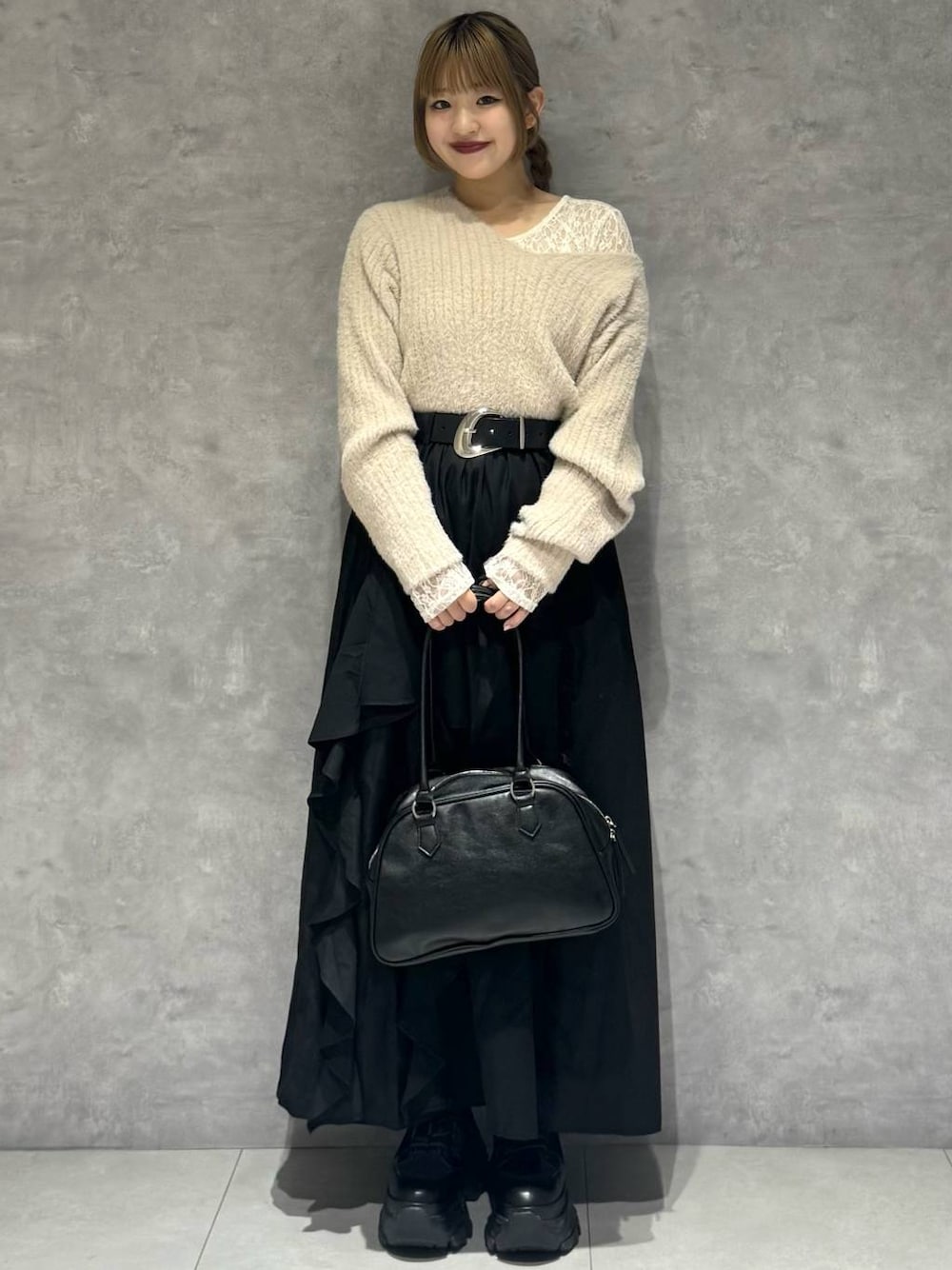 ブラック系のブーツ、ホワイト系のTシャツ/カットソー、ブラック系のボストンバッグを着用したレディースの秋コーディネートの1枚目の写真