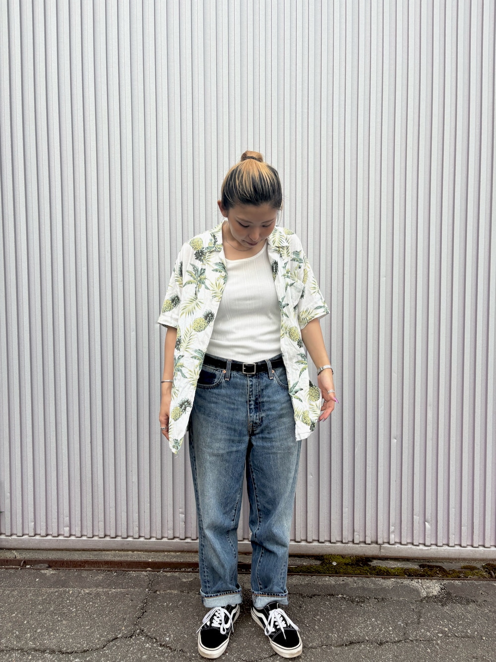 「アロハシャツ、シャツスタイル、デニム、ジーンズ、夏コーデ、カジュアル、スニーカー」｜「Levi'sのアイテム（デニムパンツ、ブルー系）」を使った、BUDDIES🏁SERIKAさん（骨格ウェーブ・レディース・155cm）の夏コーディネートの1枚目の写真