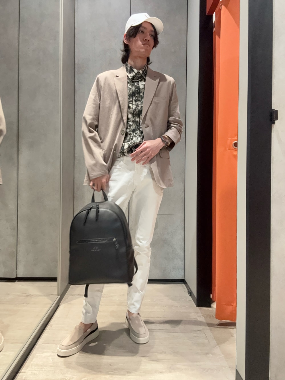 「春めき満開コーデ、キャップ、淡色コーデ、春色、休日スタイル、お出かけコーデ、AXchanger、AXchange、ootd、テーラードジャケット、シアサッカー、ベージュ、デニムパンツ、タックイン、おしゃれさんと繋がりたい」｜「ARMANI EXCHANGEの【A|X アルマーニ エクスチェンジ】ICON パネルキャップ（キャップ、ホワイト系）」を使った、mochimochi.Hさん（メンズ・183cm）の春コーディネートの1枚目の写真