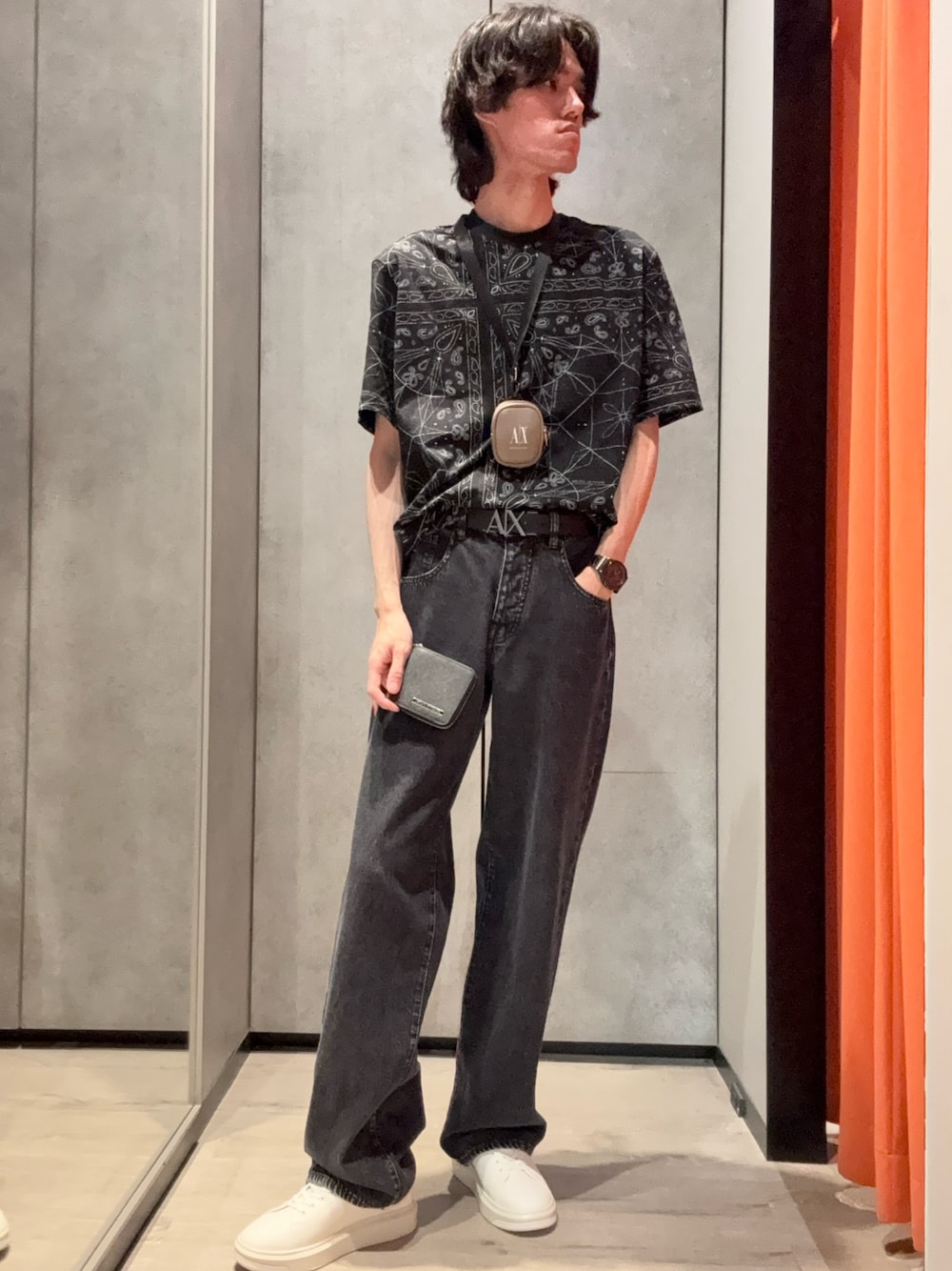 「AXchanger、AXchange、ootd、ワイドパンツ、最近のいい感じコーデ、春夏コーデ、シンプルコーデ、きれいめカジュアル、休日スタイル、スニーカー、デニム、Tシャツ、お出かけコーデ、タックイン、おしゃれさんと繋がりたい」｜「ARMANI EXCHANGEの【A|X アルマーニ エクスチェンジ】ペイズリープリント 半袖クルーネックTシャツ/REGULAR+（EC限定カラー含）（Tシャツ/カットソー、ブラック系）」を使った、mochimochi.Hさん（メンズ・183cm）の春コーディネートの1枚目の写真