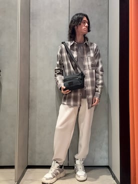 「ARMANI EXCHANGE（アルマーニエクスチェンジ）の【A|X アルマーニ エクスチェンジ】AXロゴ 半袖クルーネックTシャツ/REGULAR（Tシャツ/カットソー）」を使った、mochimochi.Hさん（メンズ・183cm）の秋コーディネート