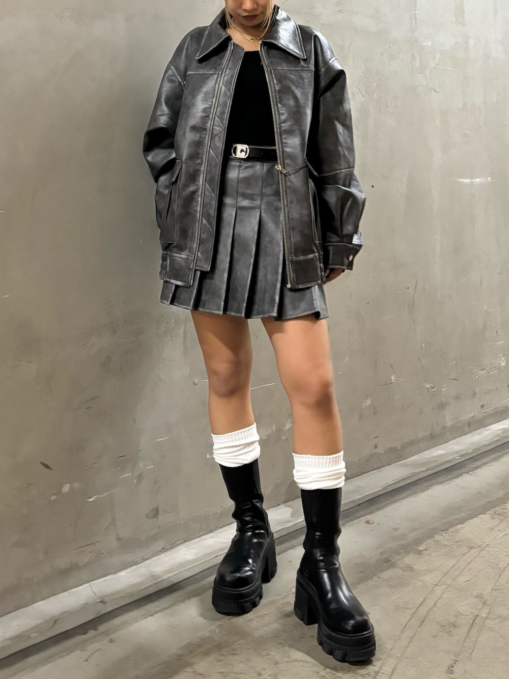 ブラック系のブーツ、グレー系のスカート、ブラック系のTシャツ/カットソーを着用したレディースの夏コーディネートの1枚目の写真