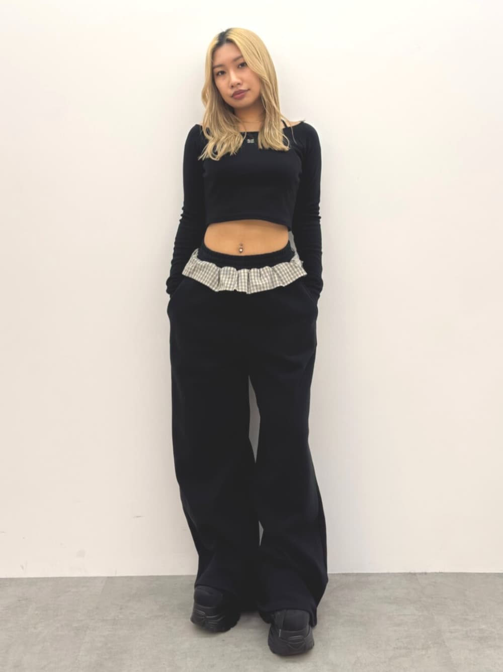 ブラック系のスウェットパンツ、ブラック系のスニーカー、ブラック系のTシャツ/カットソーを着用したレディースの冬コーディネートの1枚目の写真