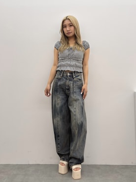 「EMODA（エモダ）のヴィンテージシェードボリュームジーンズ（デニムパンツ、ブルー系）」を使った、本田祐美絵さん（レディース・154cm）の春コーディネート