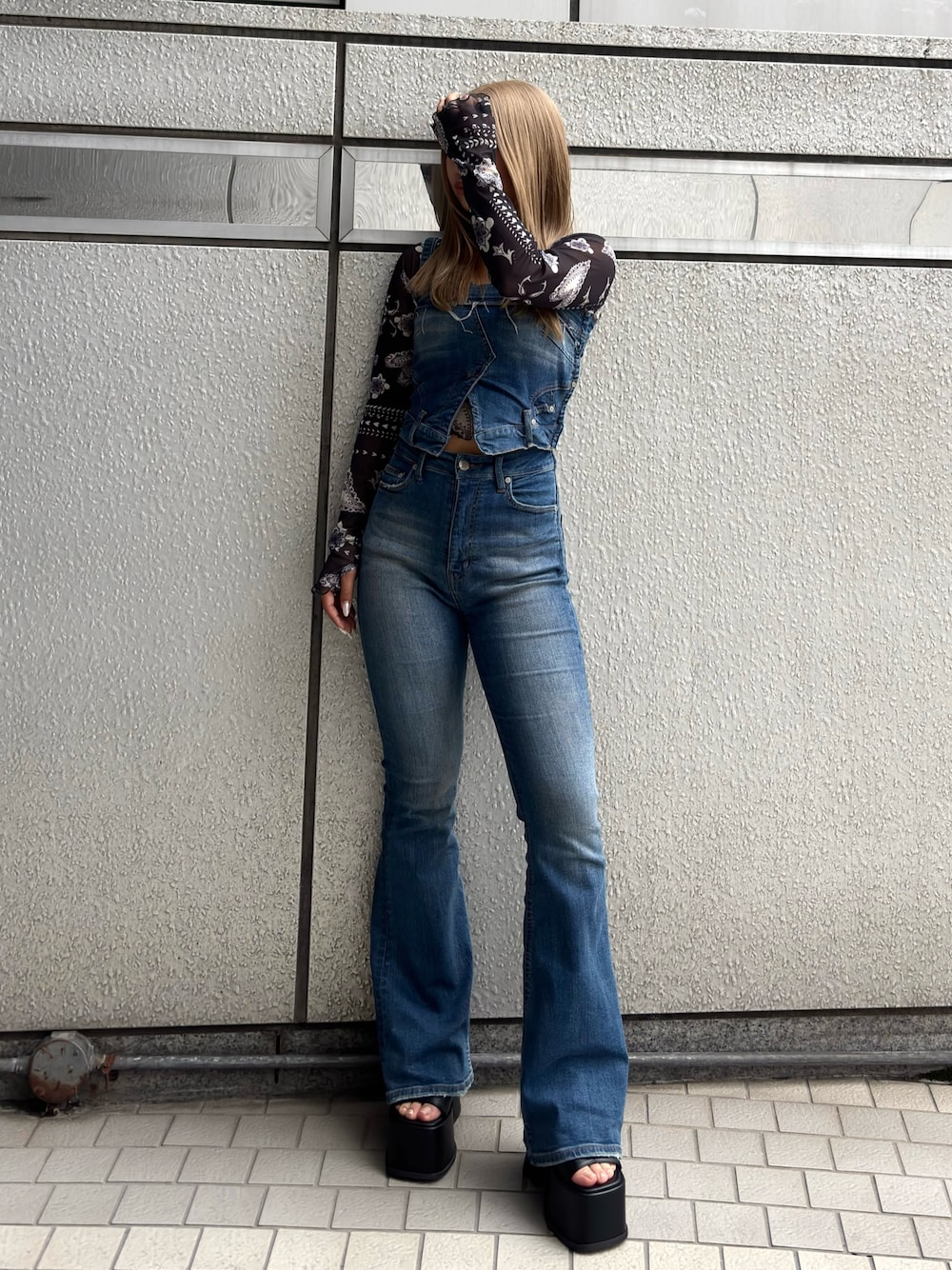ブラック系のサンダル、ブルー系のサロペット/オーバーオール、ブルー系のTシャツ/カットソーを着用したレディースの春コーディネートの1枚目の写真