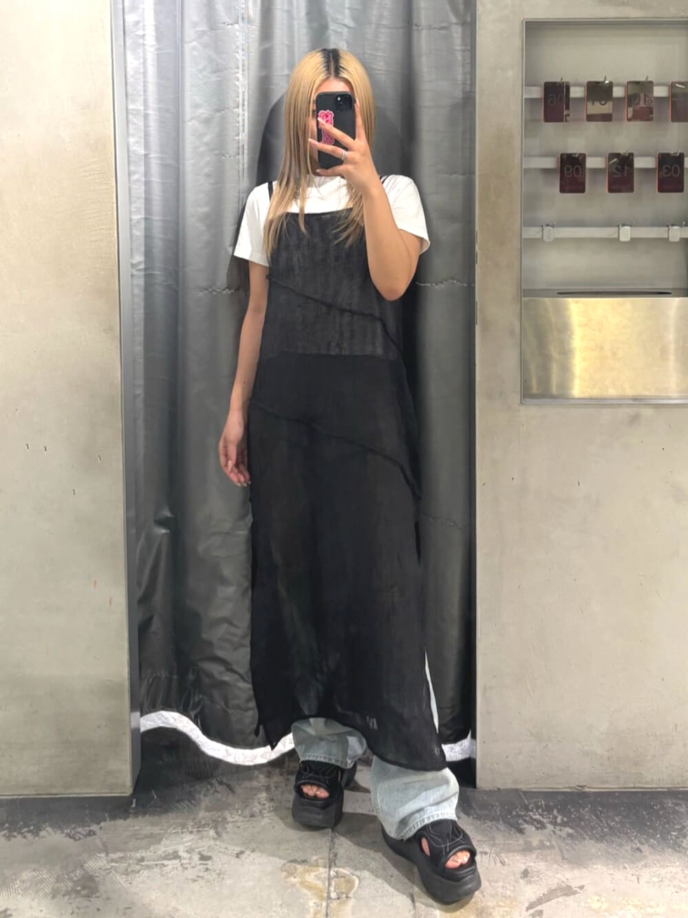 ブラック系のサンダル、ブラック系のワンピース、ホワイト系のTシャツ/カットソーを着用したレディースの夏コーディネートの1枚目の写真