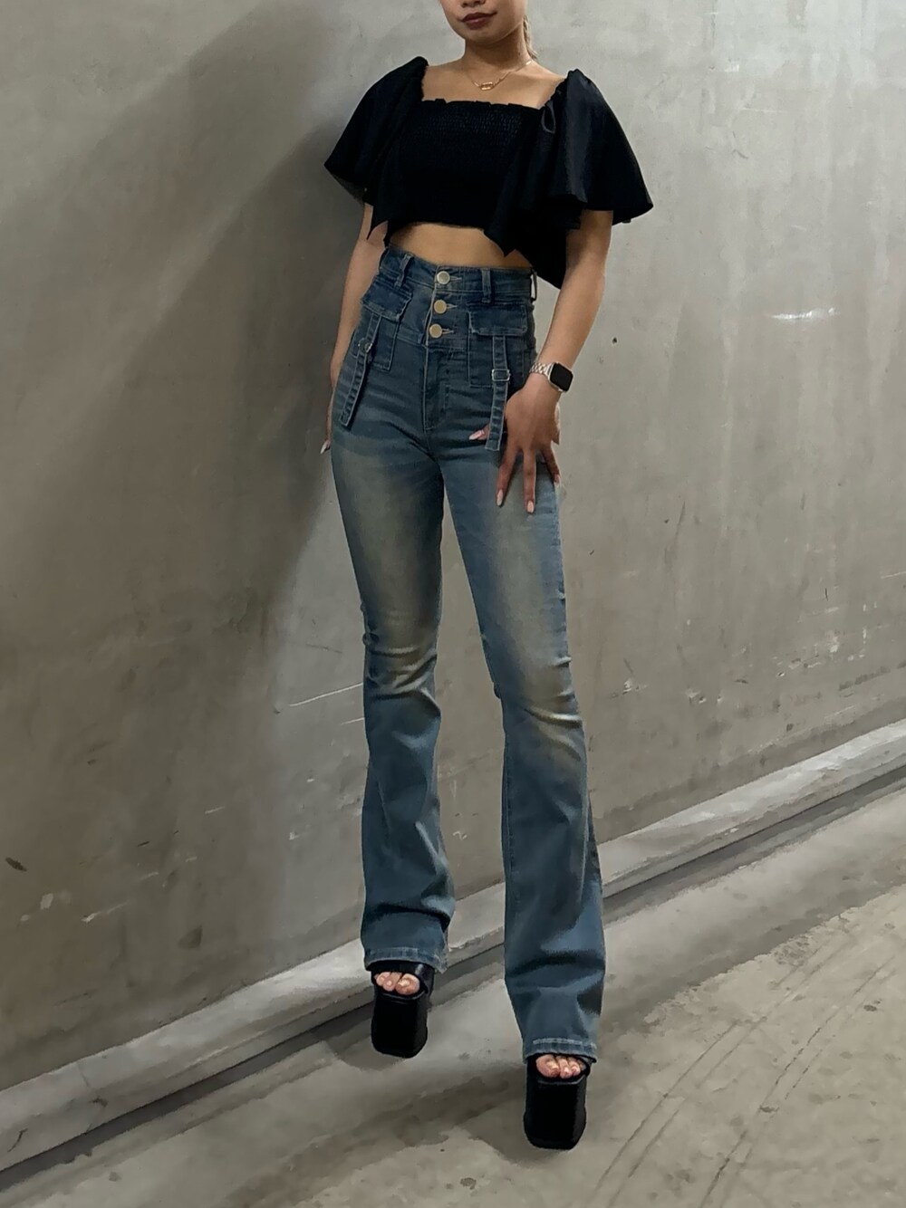 ブルー系のデニムパンツ、ブラック系のTシャツ/カットソー、ブラック系のサンダルを着用したレディースの夏コーディネートの1枚目の写真