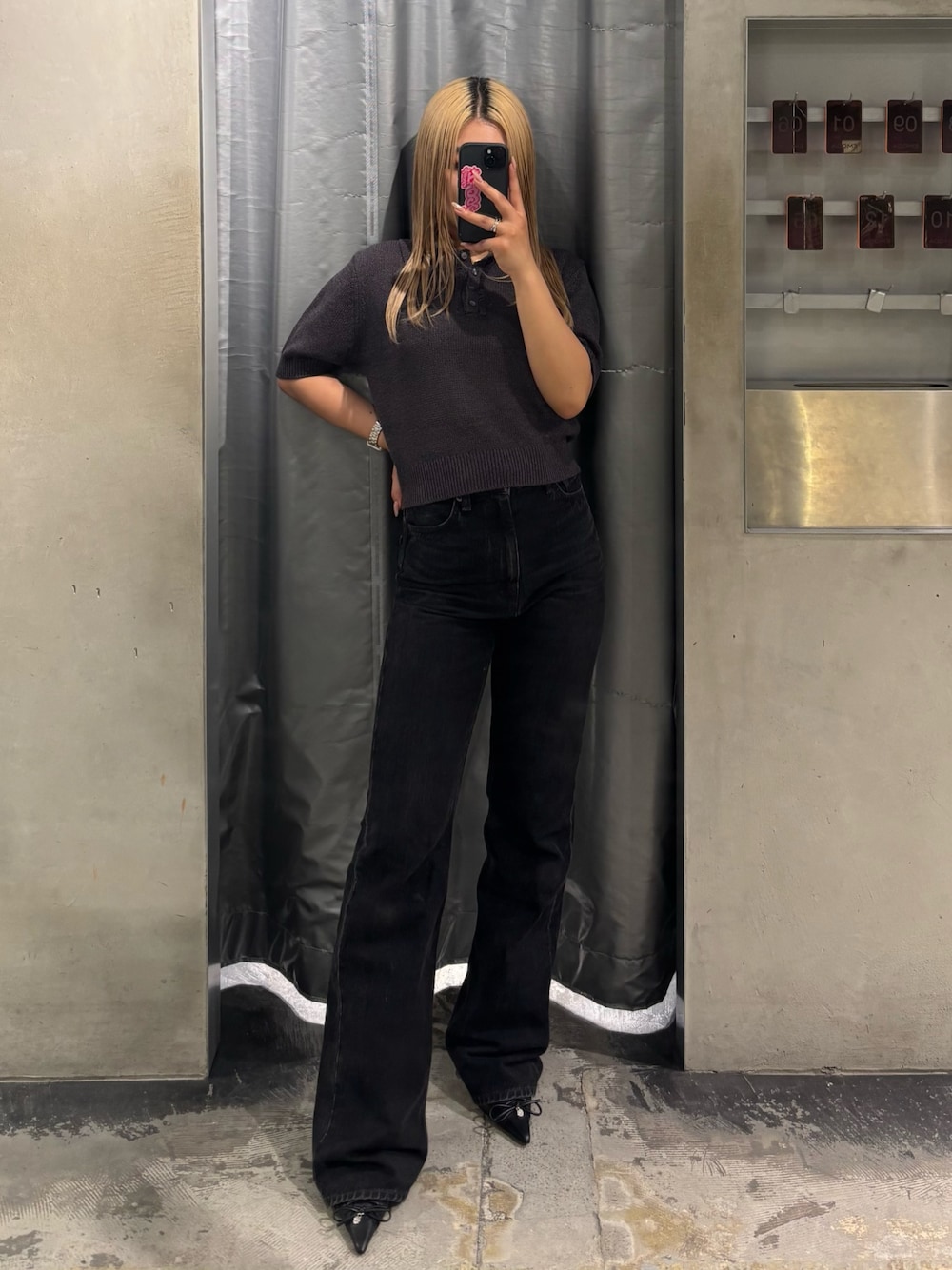 ブラック系のデニムパンツ、ブラック系のニット/セーター、ブラック系のパンプスを着用したレディースの夏コーディネートの1枚目の写真