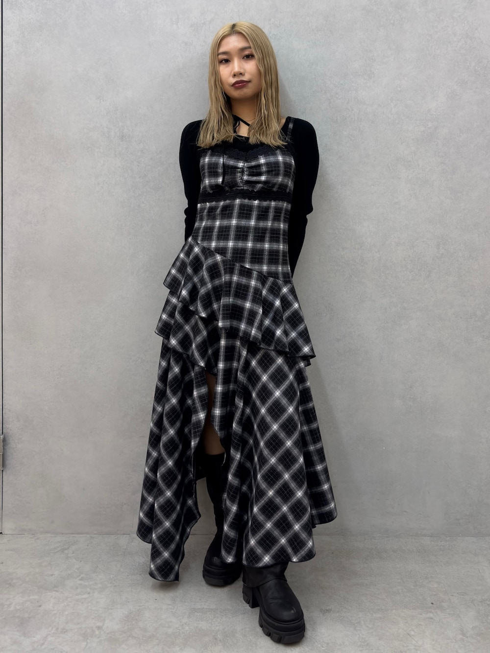 ブラック系のブーツ、ブラック系のワンピース、ブラック系のニット/セーターを着用したレディースの冬コーディネートの1枚目の写真