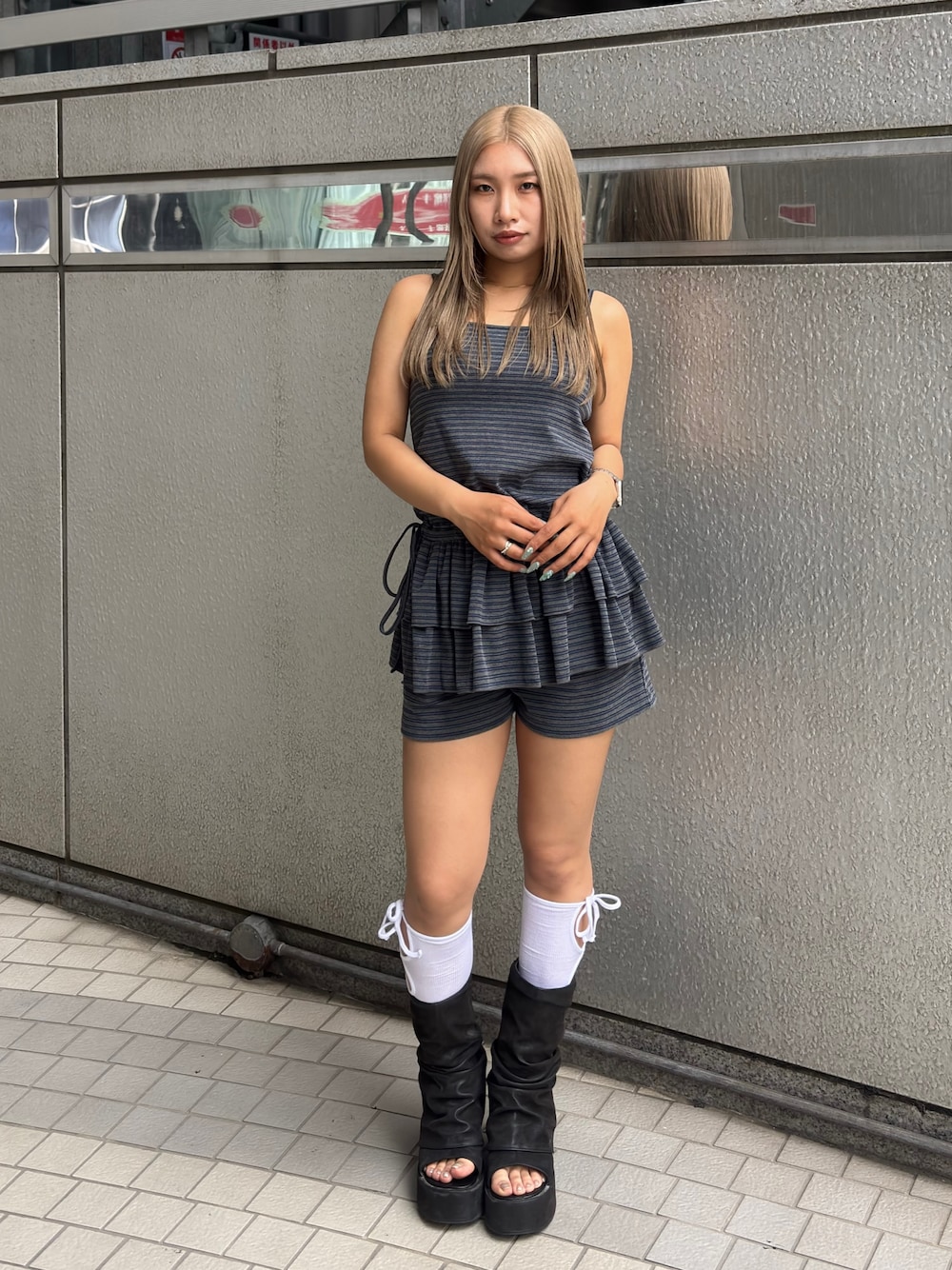 グレー系のキャミソール、グレー系のその他パンツ、ブラック系のサンダルを着用したレディースの夏コーディネートの1枚目の写真