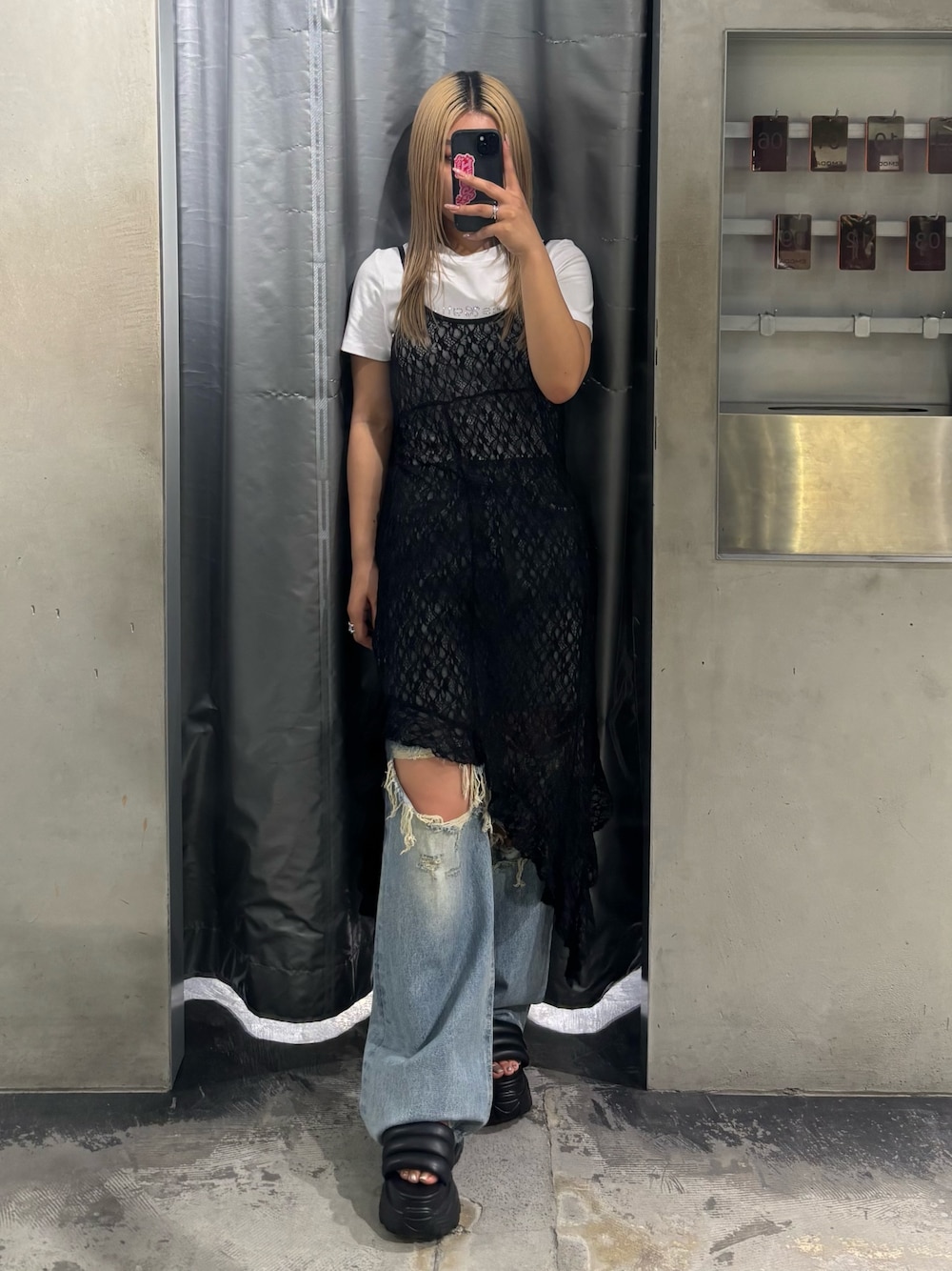 ブラック系のワンピース、ホワイト系のTシャツ/カットソー、ブルー系のデニムパンツを着用したレディースの夏コーディネートの1枚目の写真