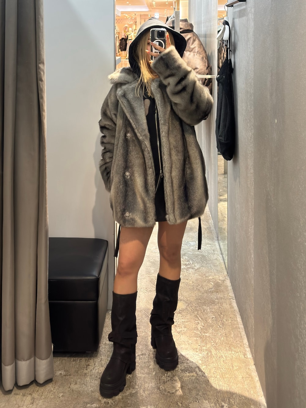 ブラック系のパーカー、グレー系のその他アウター、ブラック系のその他パンツを着用したレディースの冬コーディネートの1枚目の写真