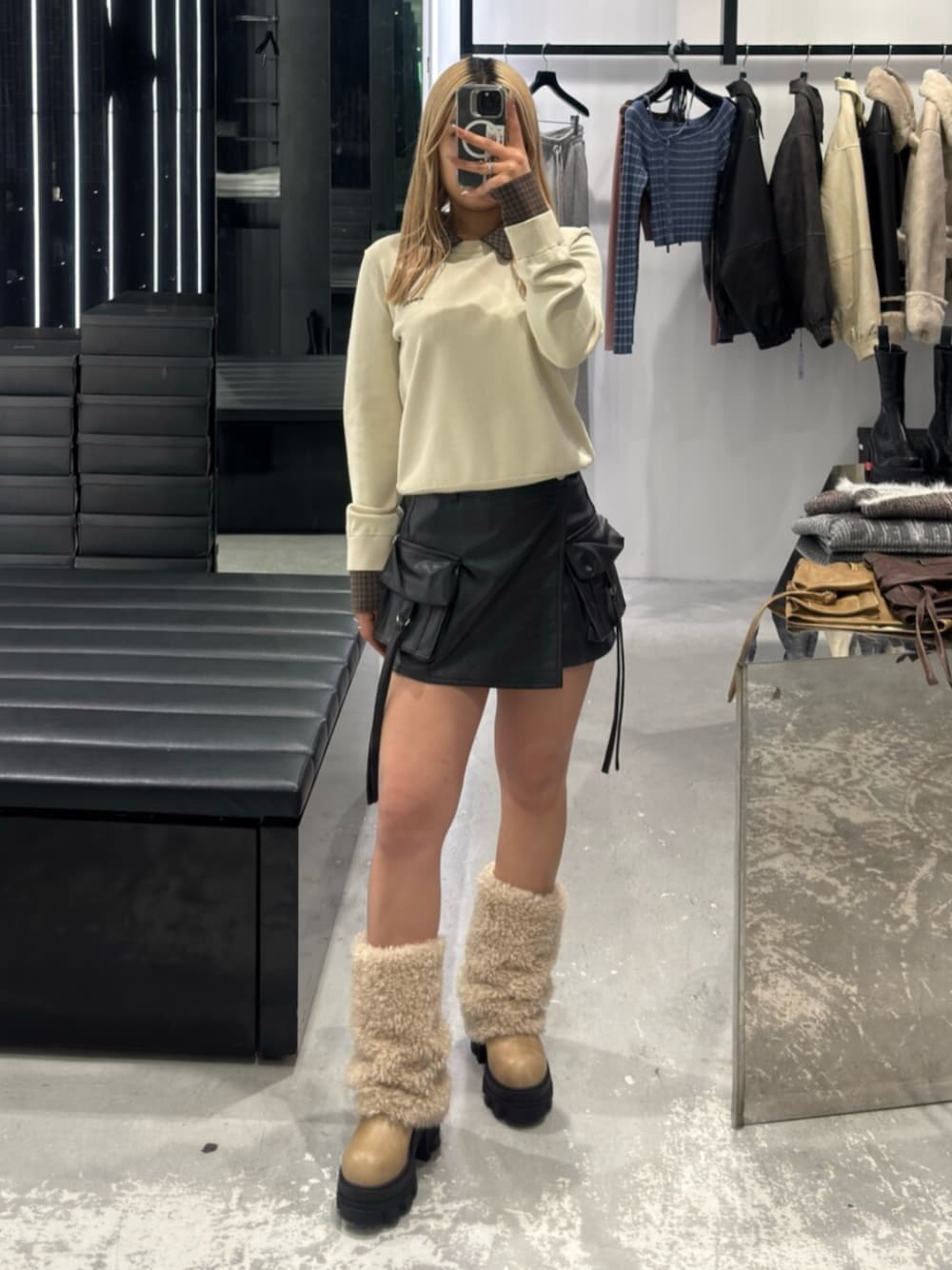 ブラック系のその他パンツ、ベージュ系のシャツ/ブラウス、ホワイト系のブーツを着用したレディースの冬コーディネートの1枚目の写真