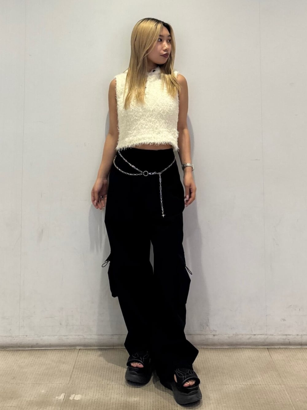 ホワイト系のニット/セーター、ブラック系のその他パンツ、ブラック系のサンダルを着用したレディースの春コーディネートの1枚目の写真