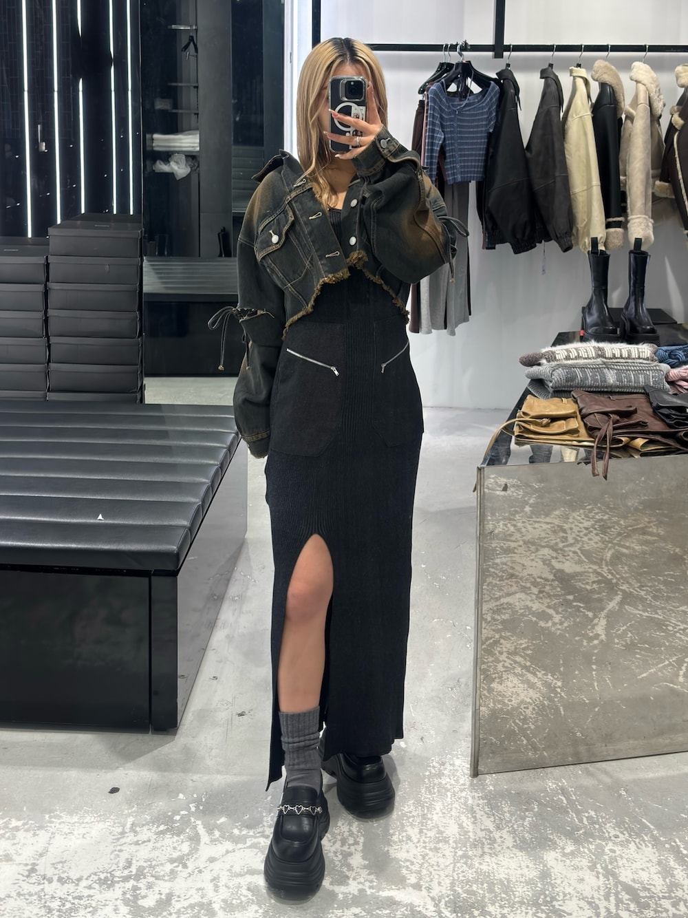 ブルー系のデニムジャケット、ブラック系のワンピース、ブラック系のローファーを着用したレディースの冬コーディネートの1枚目の写真