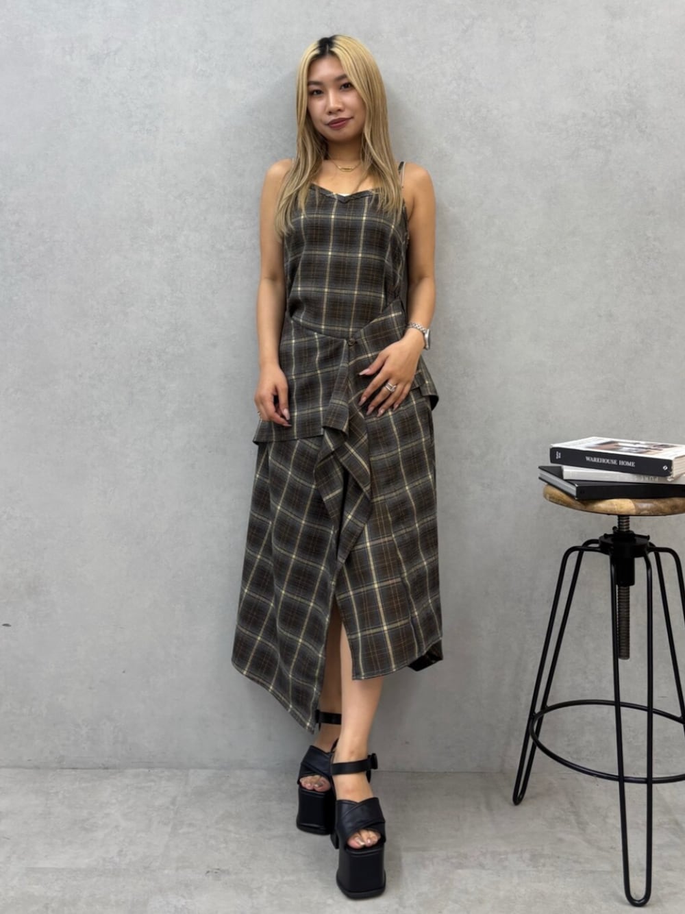 グリーン系のワンピース、ブラック系のサンダルを着用したレディースの夏コーディネートの1枚目の写真