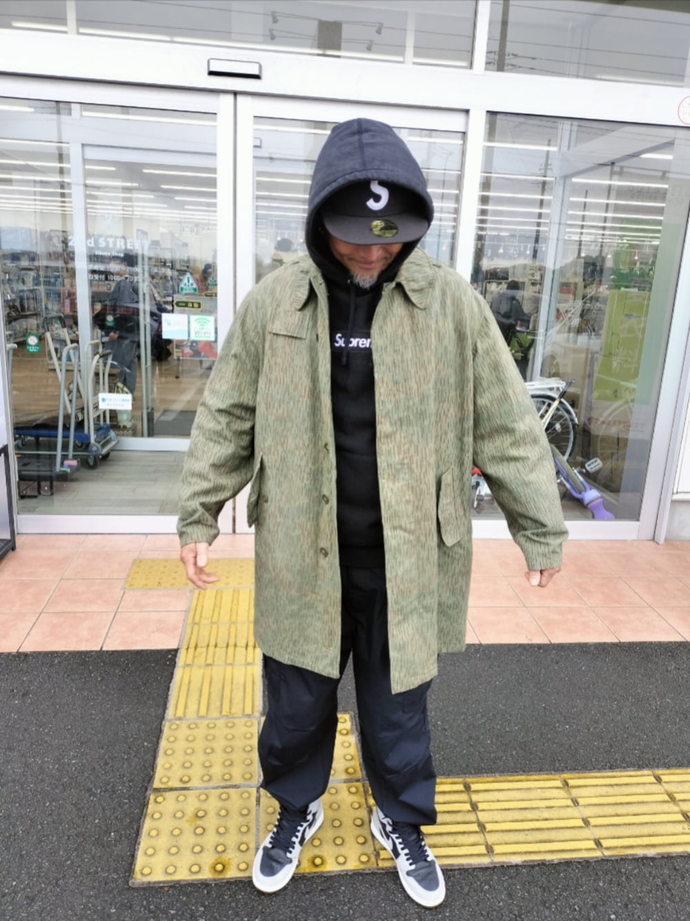 カーゴパンツを使った「レインドロップカモ」の人気ファッション