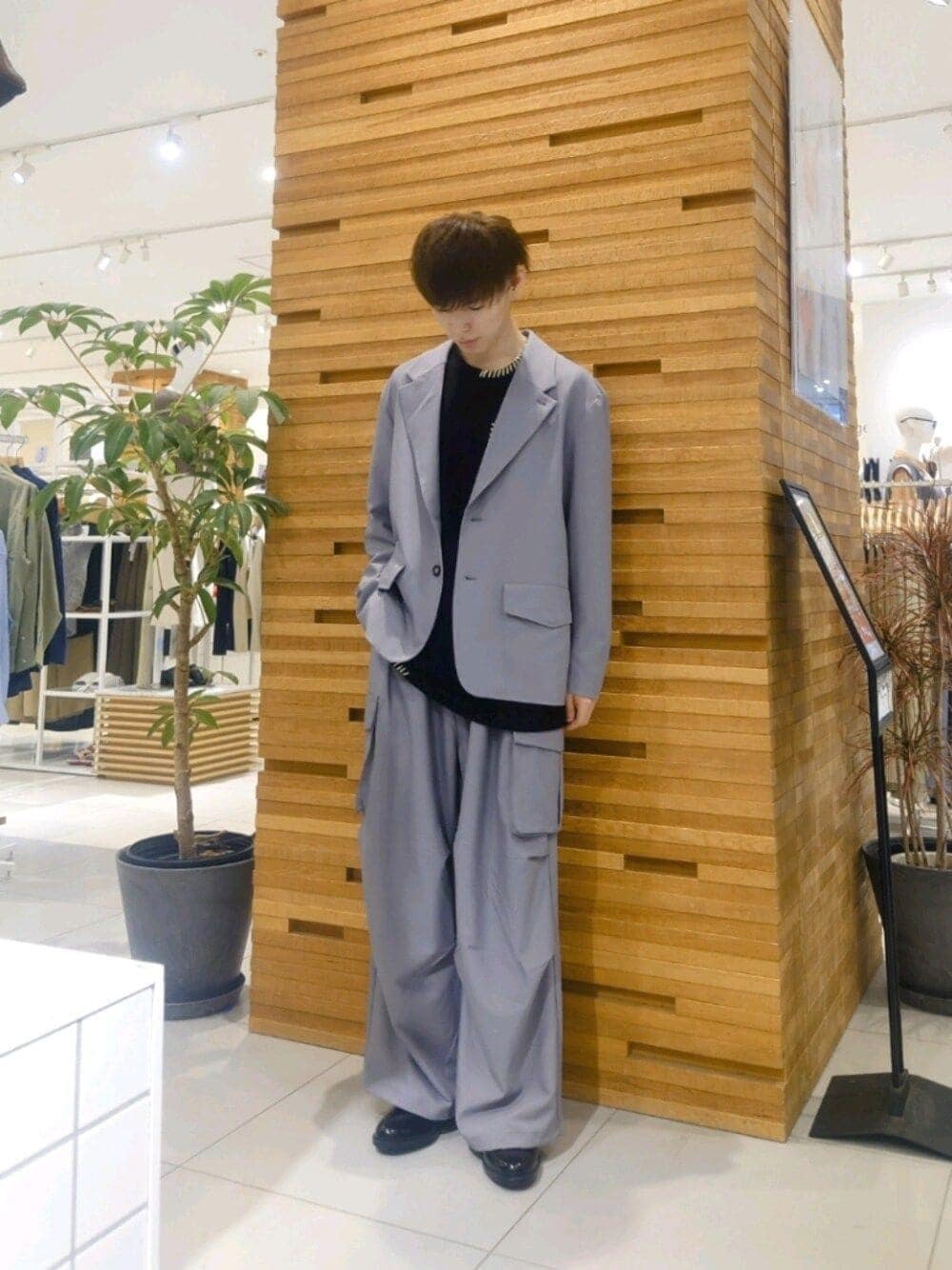 グレー系のその他アウター、ブラック系のTシャツ/カットソー、グレー系のカーゴパンツを着用したメンズの秋コーディネートの1枚目の写真