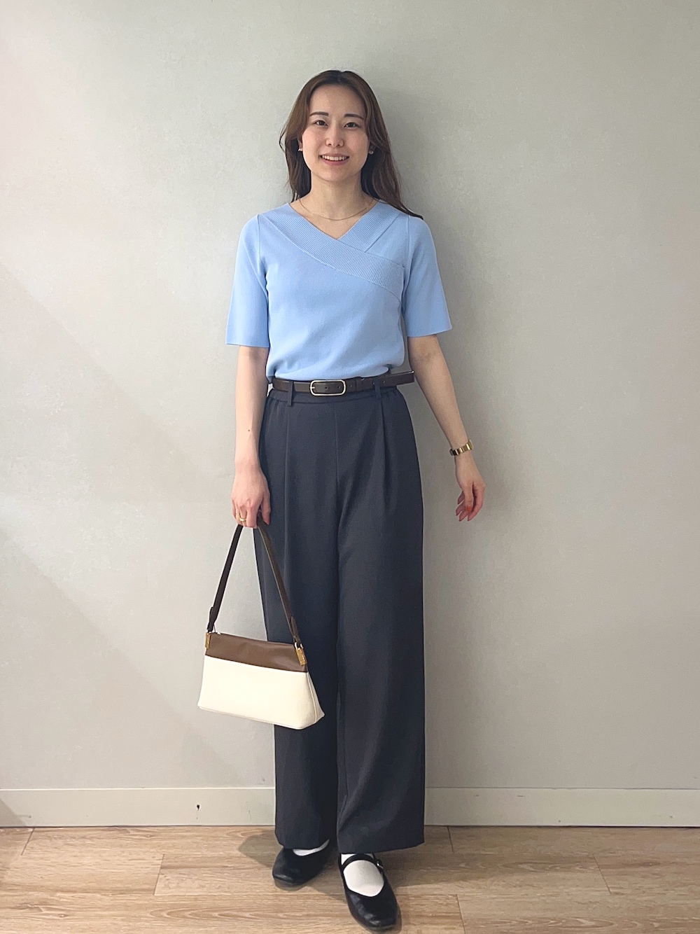 「通勤コーデ、通勤スタイル、お仕事コーデ、ワイドパンツ、セミワイドパンツ、シンプルコーデ、シンプル、シンプルスタイル、きれいめコーディネート、カシュクール、半袖ニット」｜「NOLLEY’S Sophiの《手洗い可能》カシュクール風5分袖プルオーバーニット（ニット/セーター、ブルー系）」を使った、TOYODAさん（骨格ウェーブ・レディース・163cm）の春コーディネートの1枚目の写真
