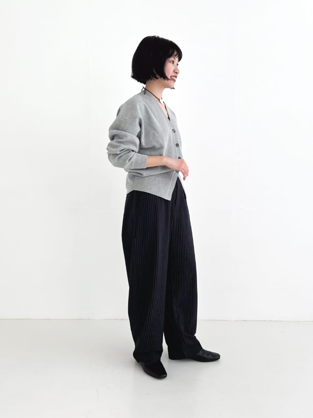 「カーディガン、カーディガンコーデ、ストライプ、ストライプパンツ、コクーンパンツ、コクーンシルエット、綺麗めコーデ、綺麗めカジュアル、お出かけコーデ、お出かけスタイル、URBANRESEARCH、骨格ウェーブ」｜「URBAN RESEARCHの『MADE IN JAPAN』スクエアトゥローヒールショートブーツ（ブーツ、ブラック系）」を使った、miyuさん（レディース・156cm）の冬コーディネートの1枚目の写真
