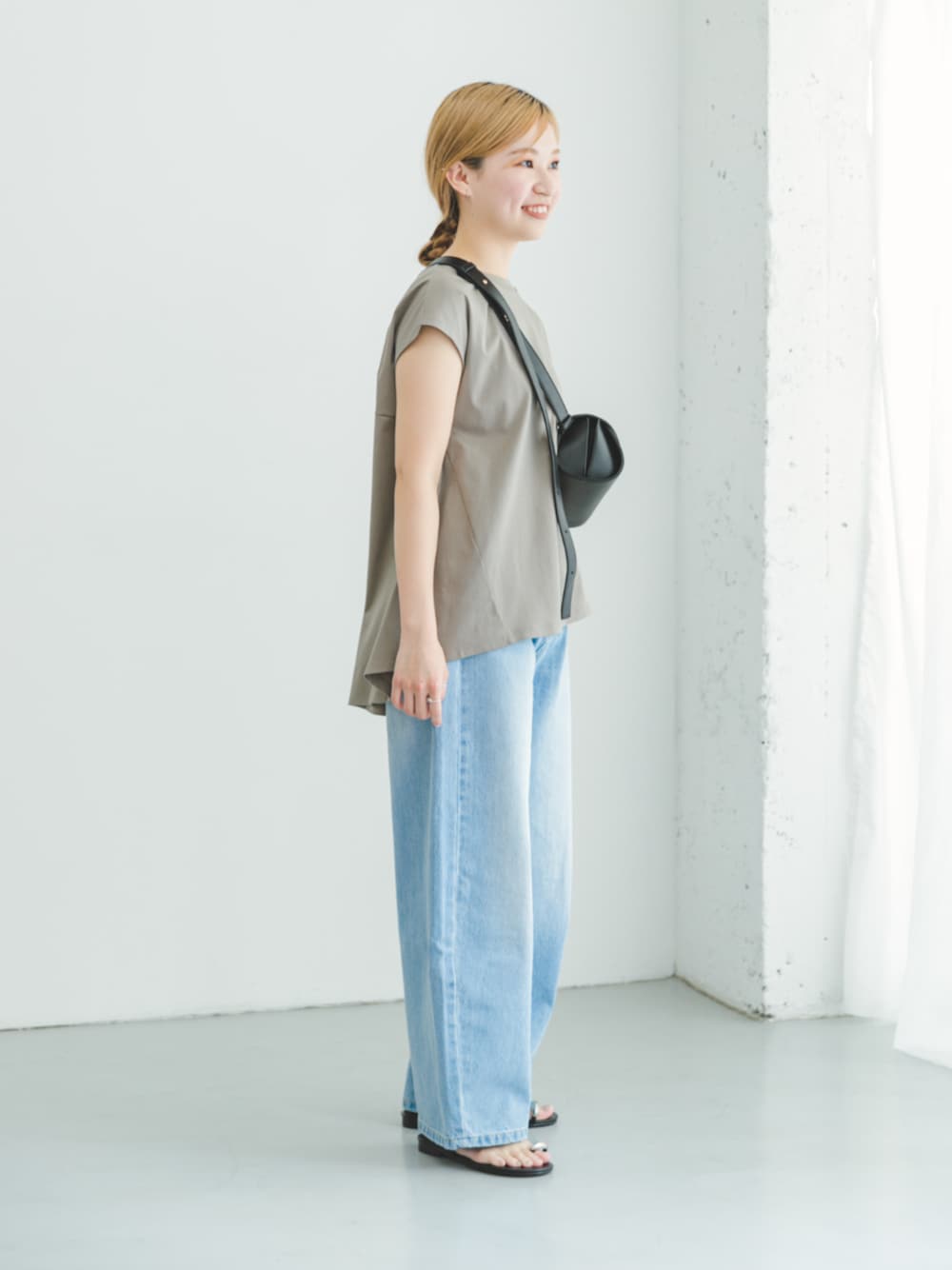 ブラウン系のサンダル、グリーン系のTシャツ/カットソー、ブルー系のデニムパンツを着用したレディースの夏コーディネートの1枚目の写真