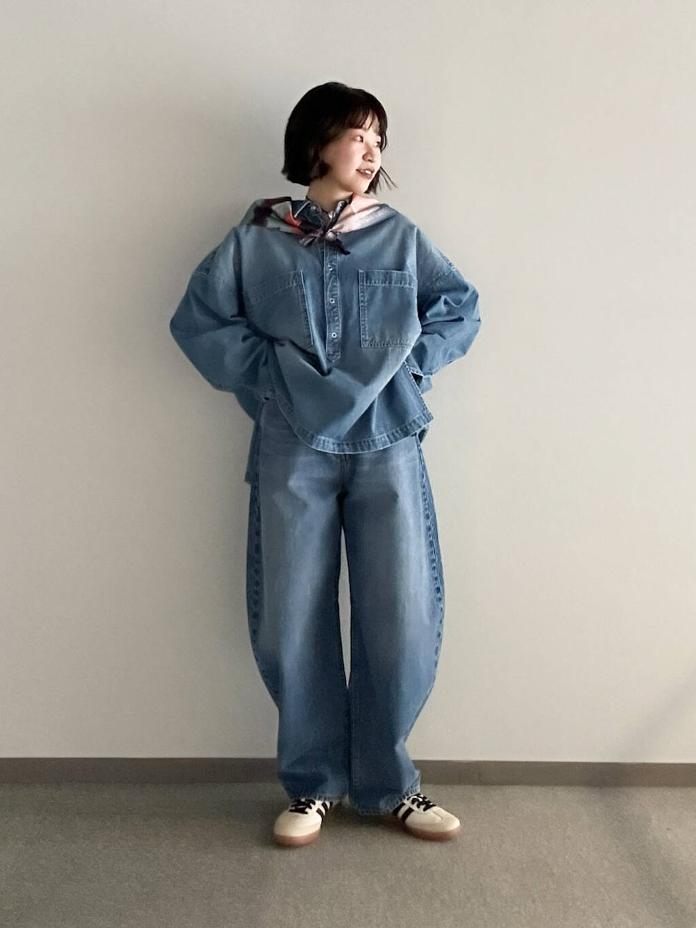 「デニム、スニーカー、URBANRESEARCH、スカーフ、春コーデ、156cm、春先取りコーデ、ウェーブ×ブルベ夏、私の推しデニムスタイル」｜「URBAN RESEARCHのワイドカーブデニムパンツ（デニムパンツ、ブルー系）」を使った、miyuさん（レディース・156cm）の冬コーディネートの1枚目の写真