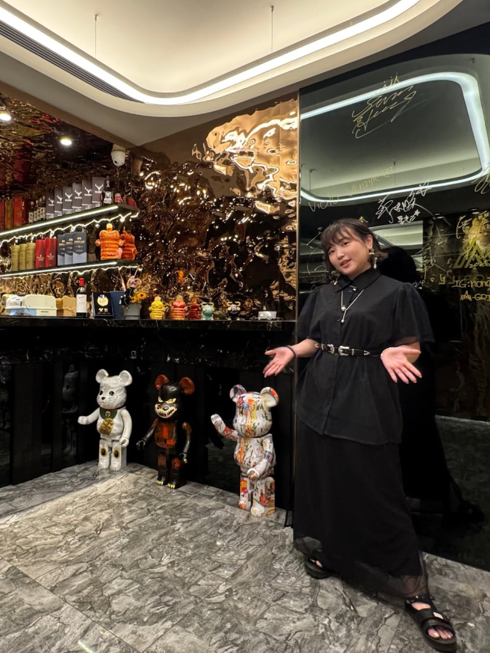 ブラック系のサンダル、ブラック系のシャツ/ブラウス、ブラック系のワンピースを着用したレディースの夏コーディネートの1枚目の写真