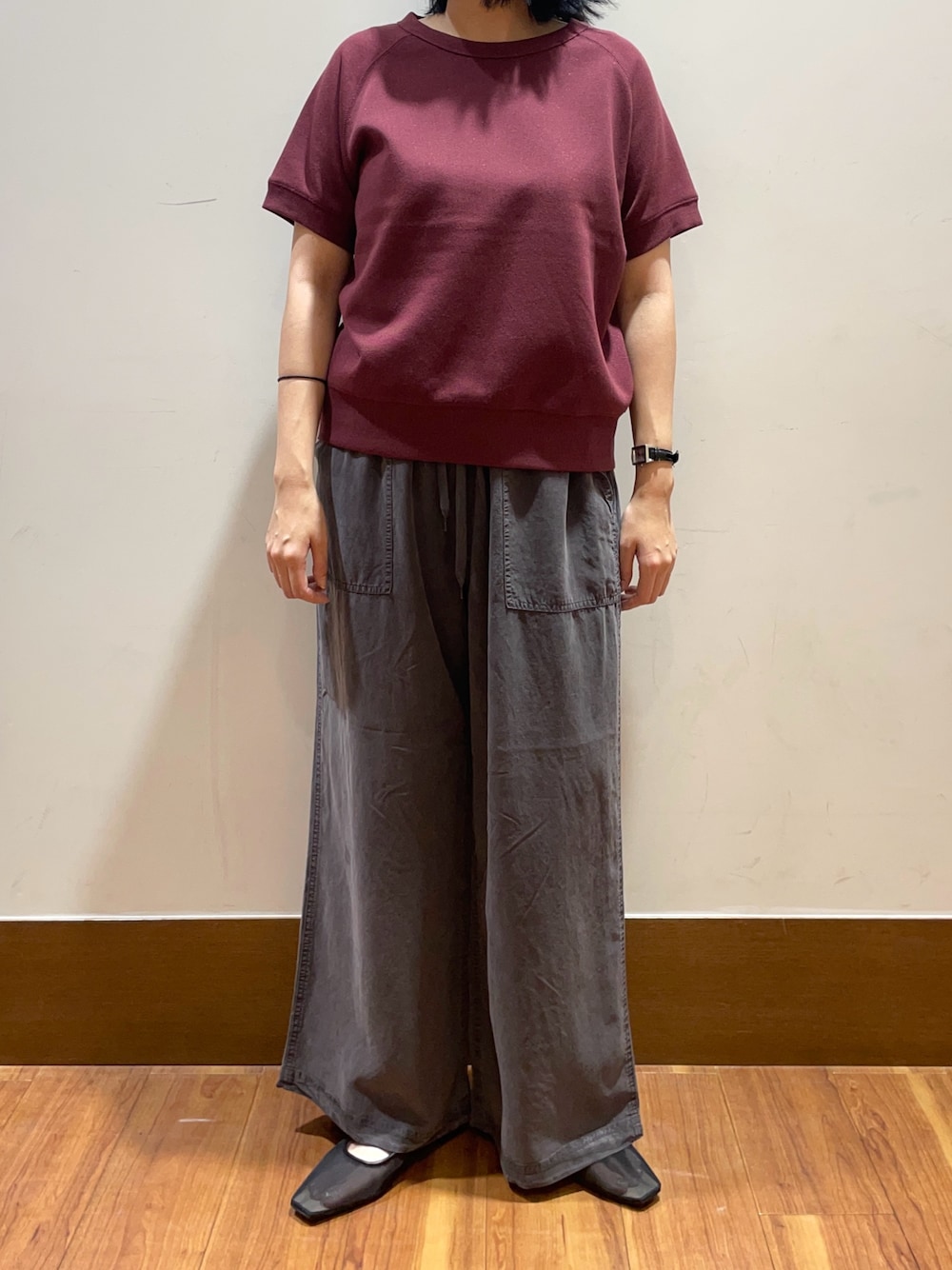 レッド系のスウェット、グレー系のその他パンツを着用したレディースの秋コーディネートの1枚目の写真