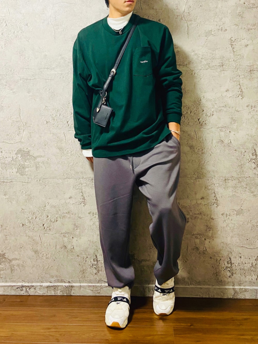 「スウェット、スニーカー、グリーン、reebok、UNIQLO、レイヤードスタイル、ロンT、GU、ユニクロ、プチプラ、アンクルパンツ、nautica、モックネック、UNIQLO U、だから秋服が好き」｜「Reebokのインスタポンプ フューリーブースト  [InstaPump Fury Boost Shoes] リーボック（スニーカー、ホワイト系）」を使った、dakuyanさん（メンズ・182cm）の秋コーディネートの1枚目の写真