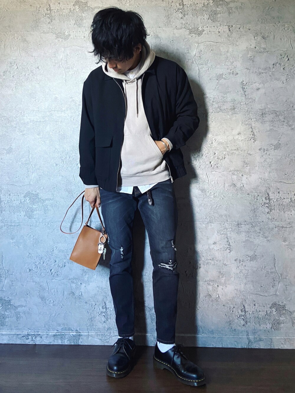 「ブルゾン、デニム、シンプル、パーカー、Dr.Martens、マーチン、ドレスシューズ、レイヤードスタイル、GU、デニムパンツ、ダメージデニムパンツ、union station、スクエアバッグ、SHIPS any」｜「Dr. MartensのDr.Martensドクターマーチン 1461 1461w 3eye Gibson 3ホールギブソン レザーシューズ（ドレスシューズ、ブラック系）」を使った、dakuyanさん（メンズ・182cm）の秋コーディネートの1枚目の写真