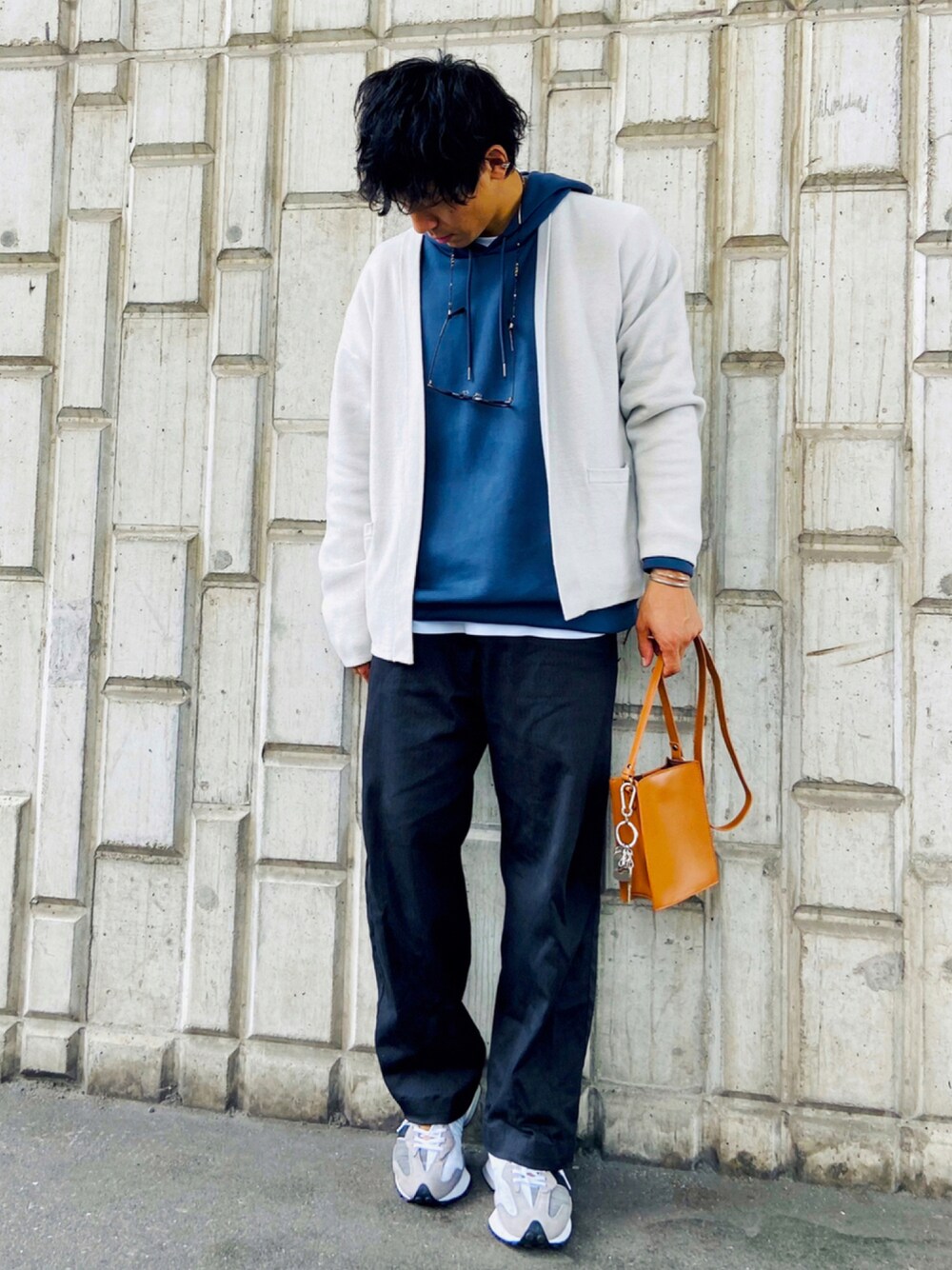 「シンプル、スニーカー、Levi's、リーバイス、New Balance、ニューバランス、ワイドパンツ、パーカー、GU、プチプラ、カーディガン、レザー、レザーバッグ、メガネ男子、グラスコード」｜「EMMA CLOTHESのカツラギストレッチ1タックワイドチノパンツ（チノパンツ、グレー系）」を使った、dakuyanさん（メンズ・182cm）の秋コーディネートの1枚目の写真