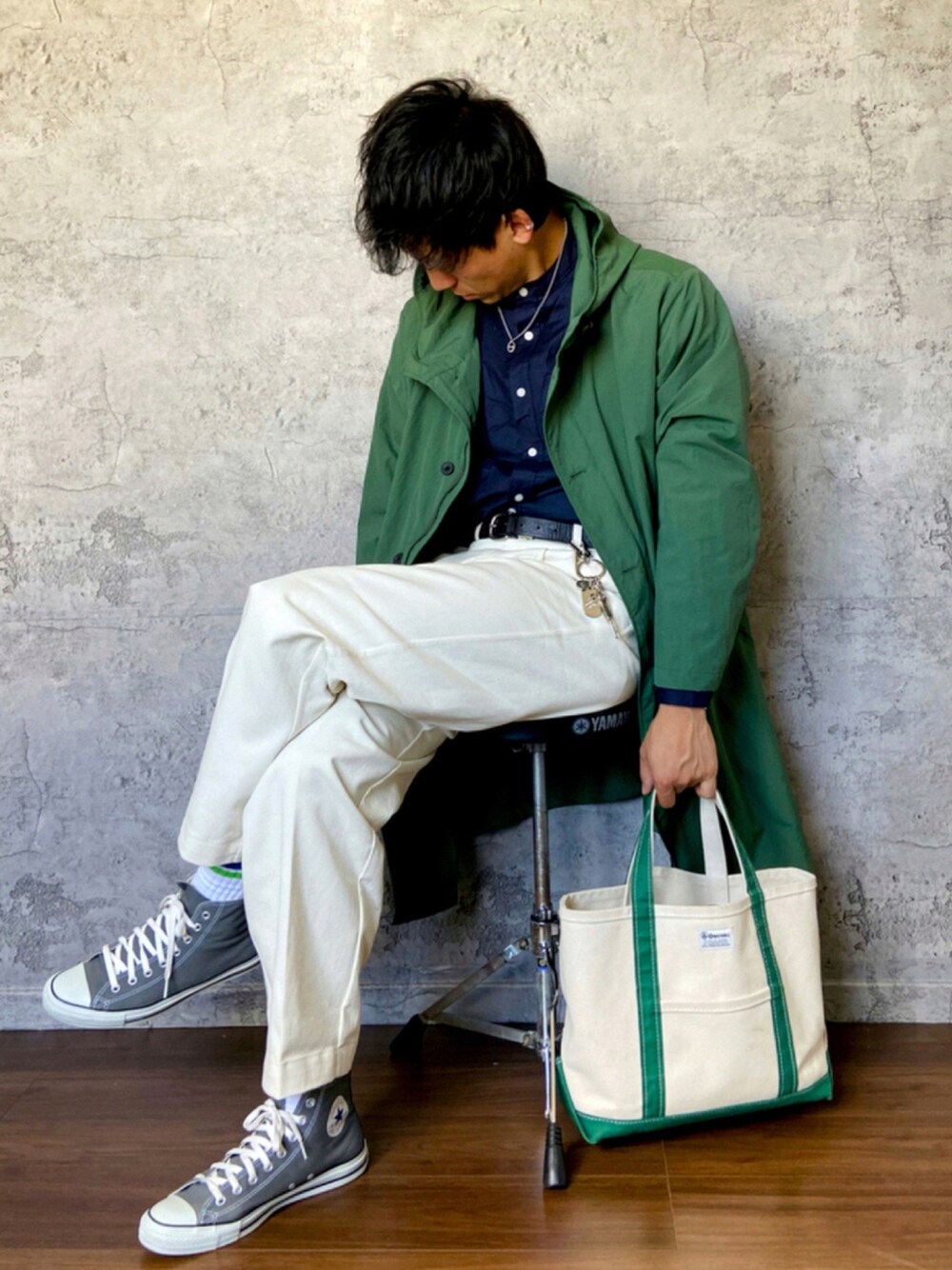 「コート、スニーカー、トートバッグ、モッズコート、グリーン、チノパン、converse、SHIPS、キレイめ、白パンツ、シンプルコーデ、シャツスタイル、natiam、だから秋服が好き」｜「natiamのアイテム（チノパンツ、ホワイト系）」を使った、dakuyanさん（メンズ・182cm）の秋コーディネートの1枚目の写真