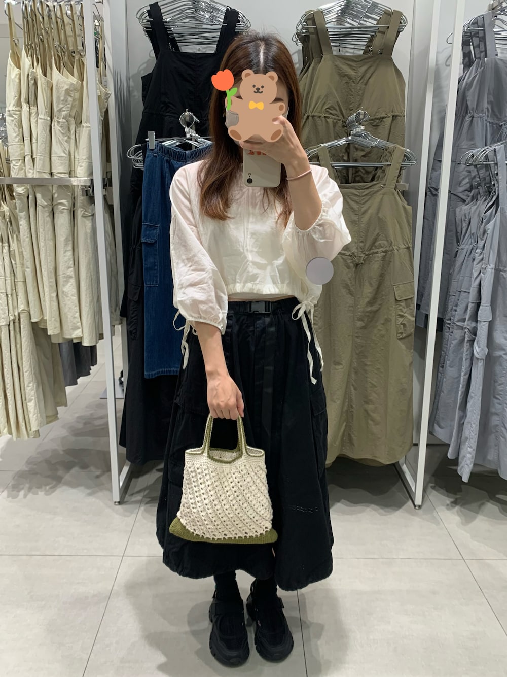 ブラック系のスニーカーを着用したレディースの春コーディネートの1枚目の写真