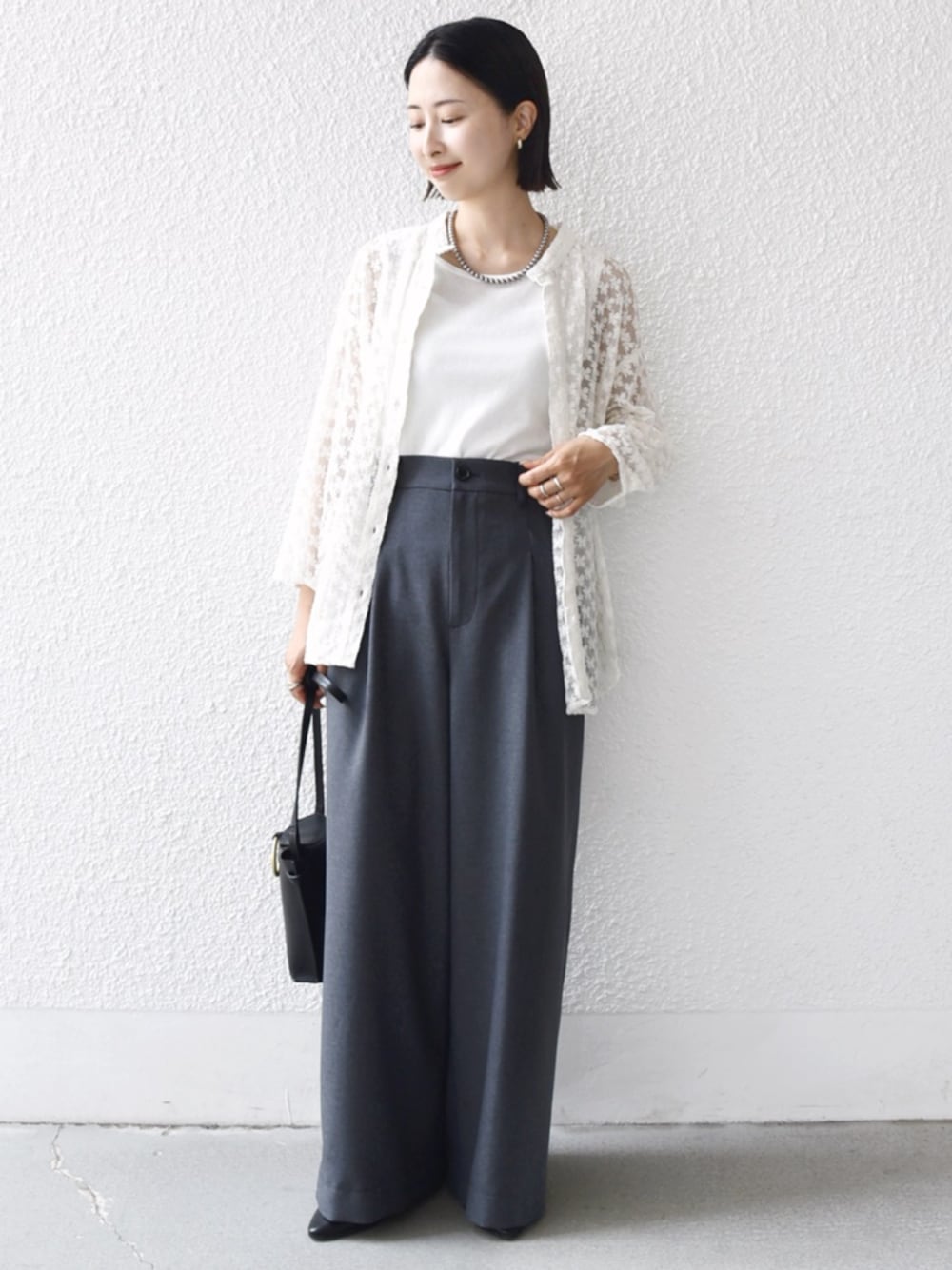 「SHIPS、SHIPS for women、シップス、シップス フォー ウィメン(SHIPS for women)、骨格ウェーブ、ブルベ冬、シャツスタイル、シャツ、チュール、刺繍、刺繍シャツ、刺繍ブラウス、デザインパンツ、タックパンツ」｜「SHIPSの〈手洗い可能〉フラワー チュール 刺繍 シャツ（シャツ/ブラウス、ホワイト系）」を使った、FUJITAさん（骨格ウェーブ・レディース・159cm）の夏コーディネートの1枚目の写真