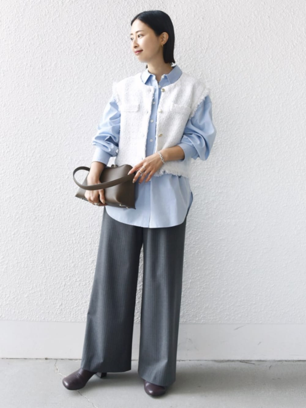 「SHIPS、SHIPS for women、シップス、シップス フォー ウィメン(SHIPS for women)、ベスト、ツイードベスト、ツイード、フリンジ、オックスフォード、オーバーシャツ、シャツ、ストライプ、ストライプパンツ、骨格ウェーブ、ブルベ冬」｜「tovのTOV:CROSS ONE HAND M（ハンドバッグ、ブラウン系）」を使った、FUJITAさん（レディース・159cm）の冬コーディネートの1枚目の写真