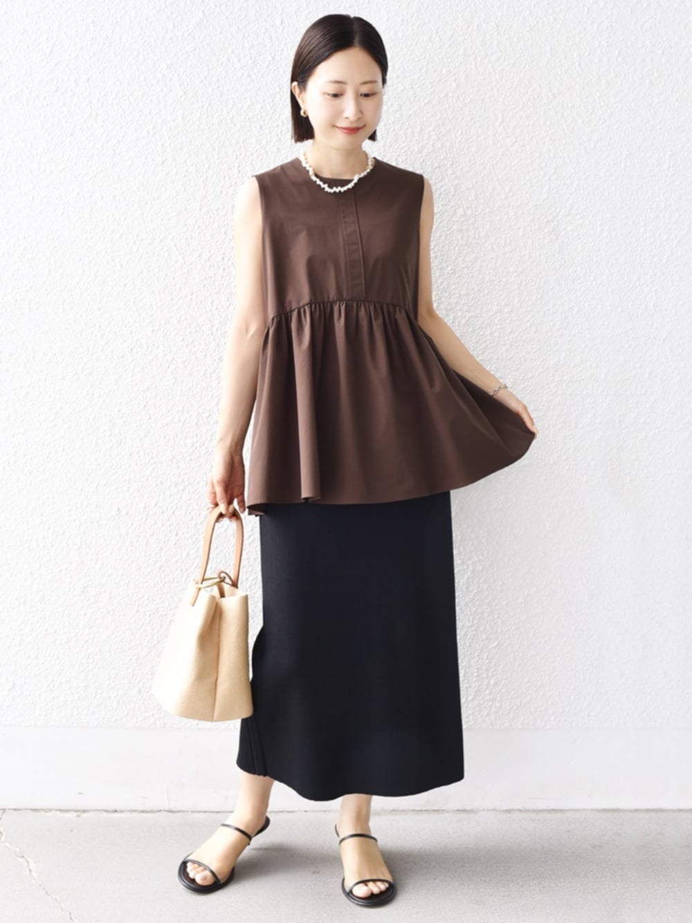 「SHIPS、SHIPS for women、シップス、シップス フォー ウィメン(SHIPS for women)、骨格ウェーブ、ブルベ冬、ブラウス、ブラウス×スカート、ノースリーブ、ノースリーブブラウス、リブスカート、スカート、接触冷感、撥水、撥水加工」｜「SHIPSの〈手洗い可能〉前後 2WAY リブ ニット スカート（スカート、ブラック系）」を使った、FUJITAさん（骨格ウェーブ・レディース・159cm）の春コーディネートの1枚目の写真