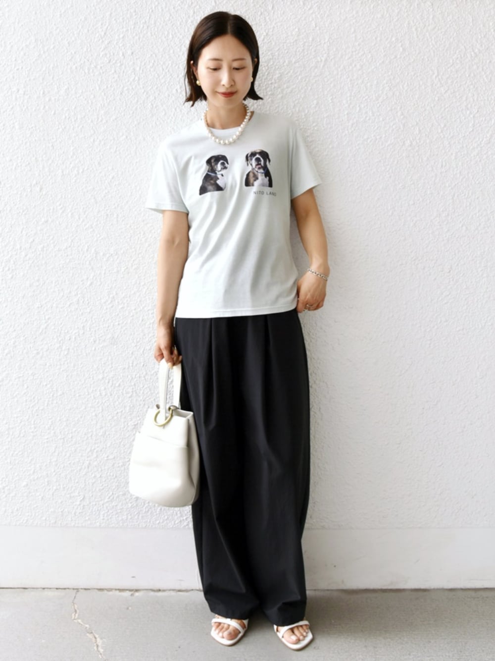 「SHIPS、SHIPS for women、シップス、シップス フォー ウィメン(SHIPS for women)、骨格ウェーブ、ブルベ冬、Tシャツ、プリントT、フォトT、ACASAM、Wai+、スラックス、タックパンツ」｜「SHIPSのWai＋:〈手洗い可能〉2タック スラックス（スラックス、ブラック系）」を使った、FUJITAさん（骨格ウェーブ・レディース・159cm）の夏コーディネートの1枚目の写真