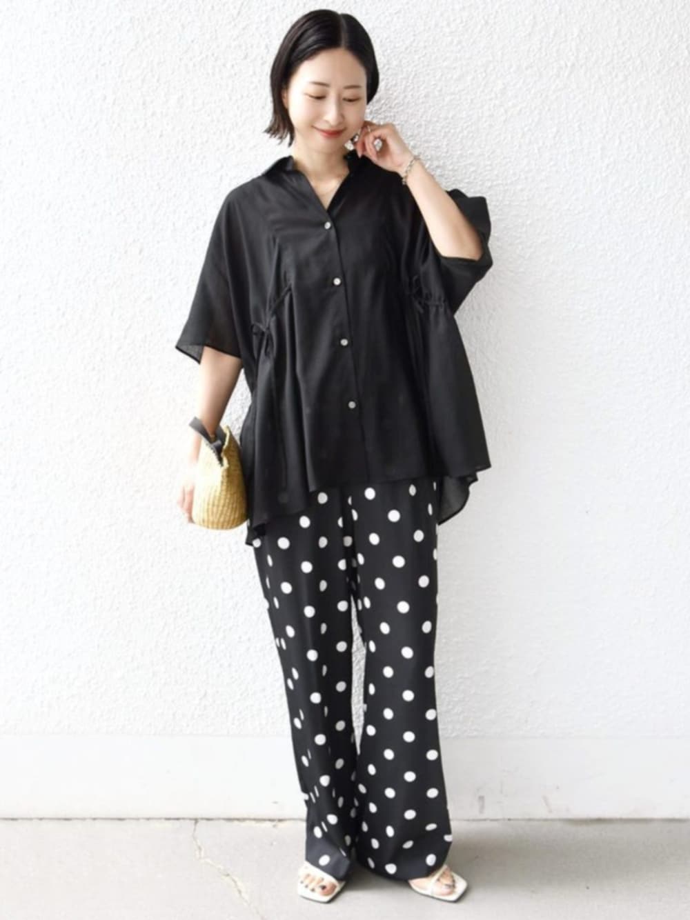 ブラック系のその他パンツ、ブラック系のシャツ/ブラウスを着用したレディースの春コーディネートの1枚目の写真